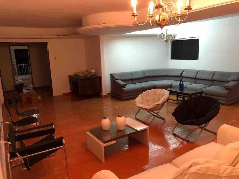 Five-Bedroom House photo 1