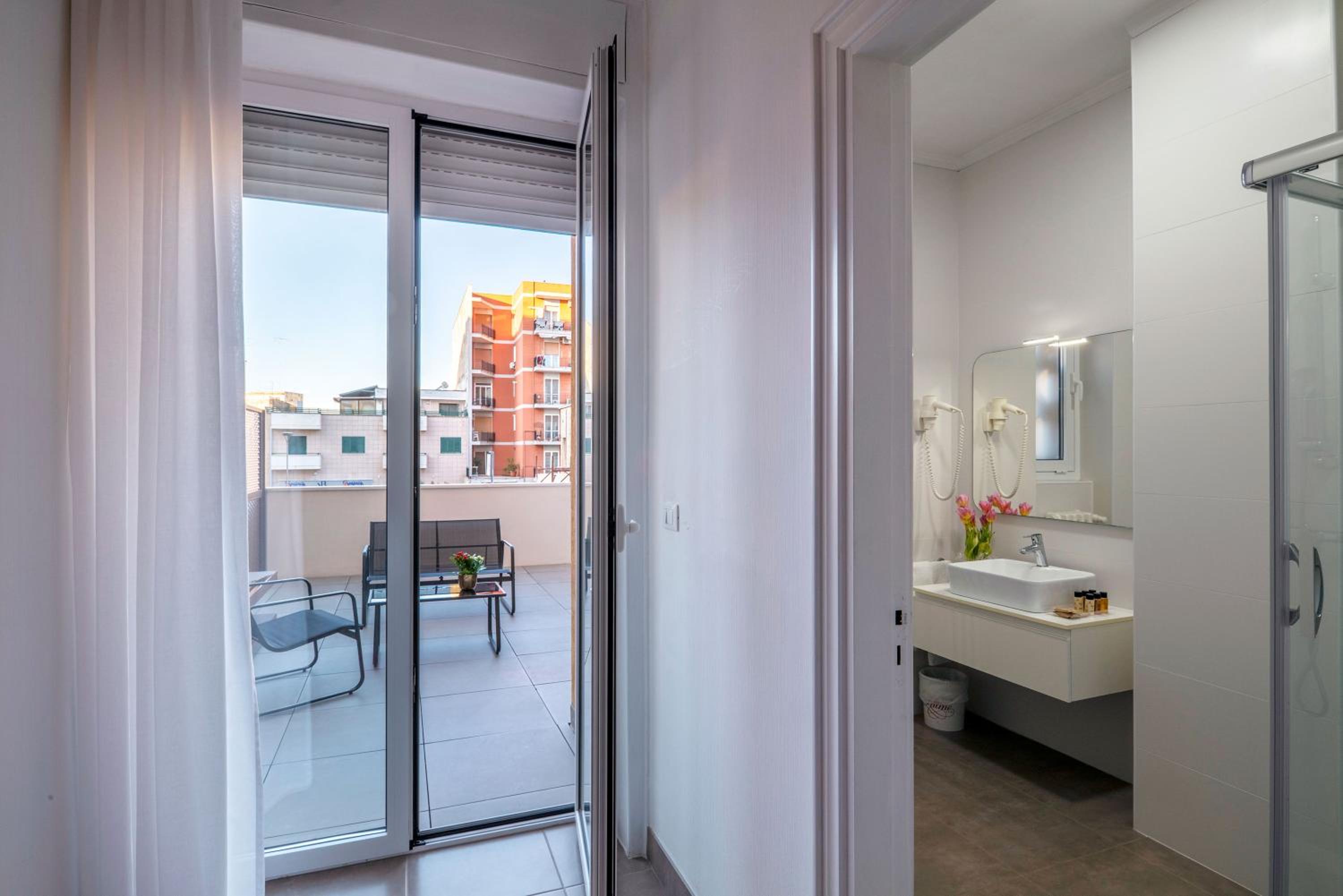 Deluxe Double or Twin Room - Photo 11