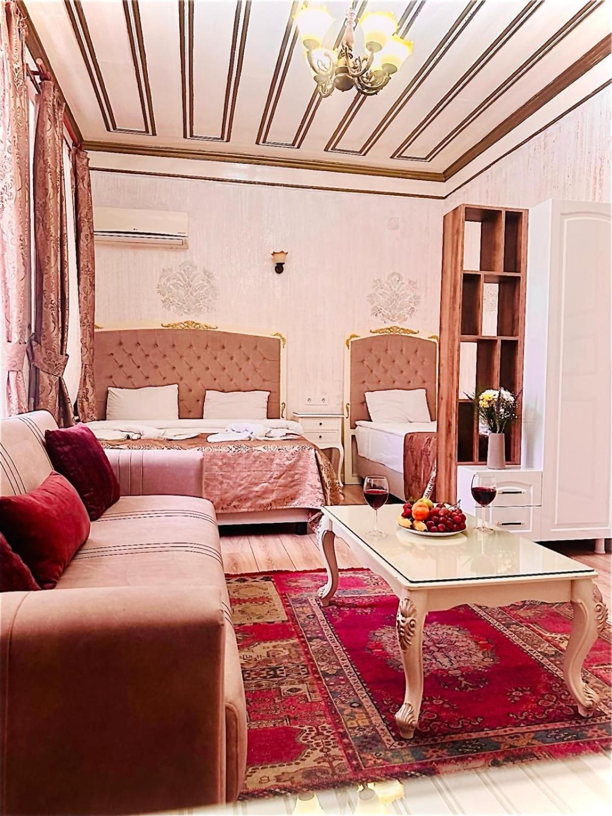 Deluxe One-Bedroom Suite (4 Adults) With Kitchen photo 3