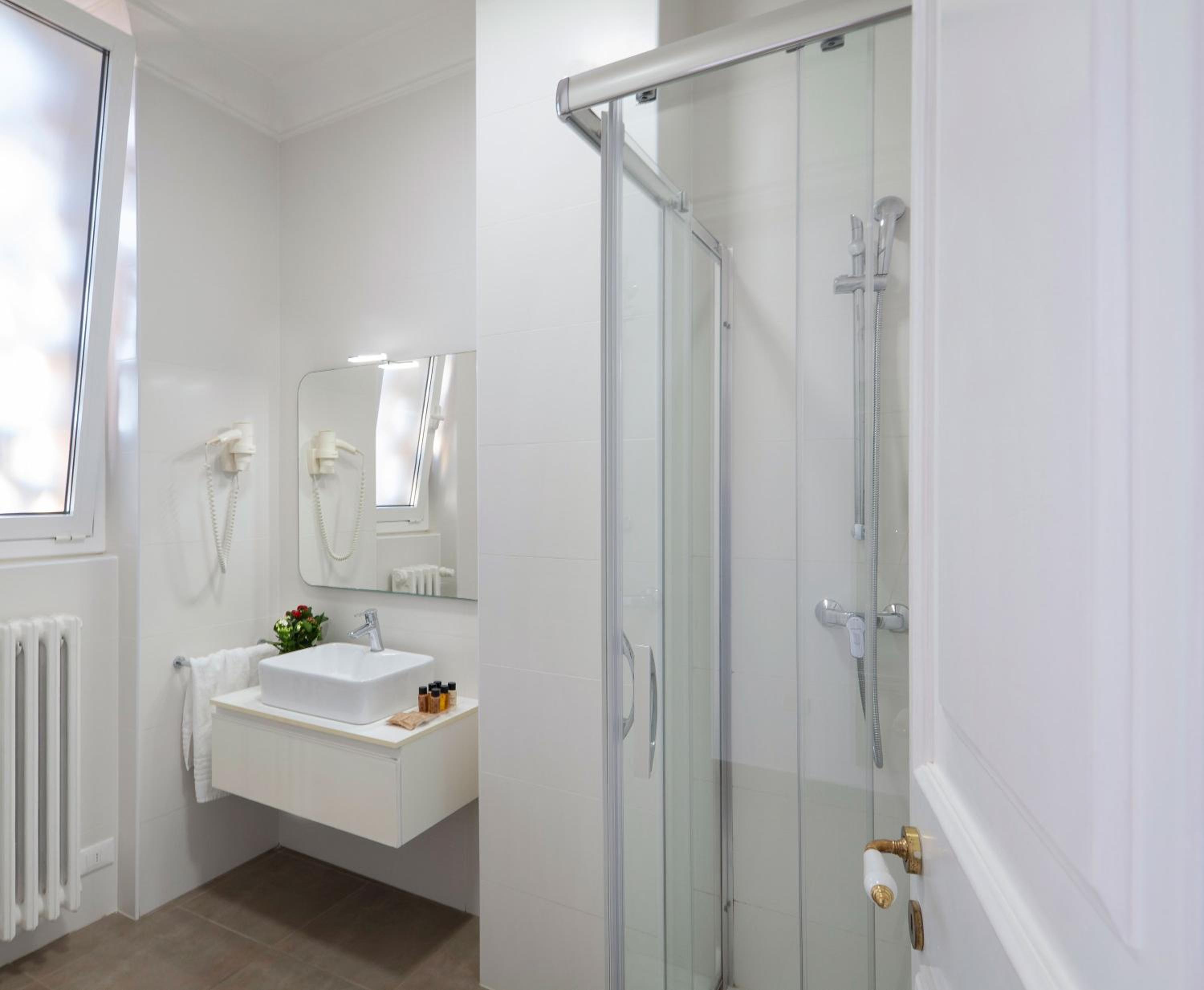 Standard Double or Twin Room - Photo 7