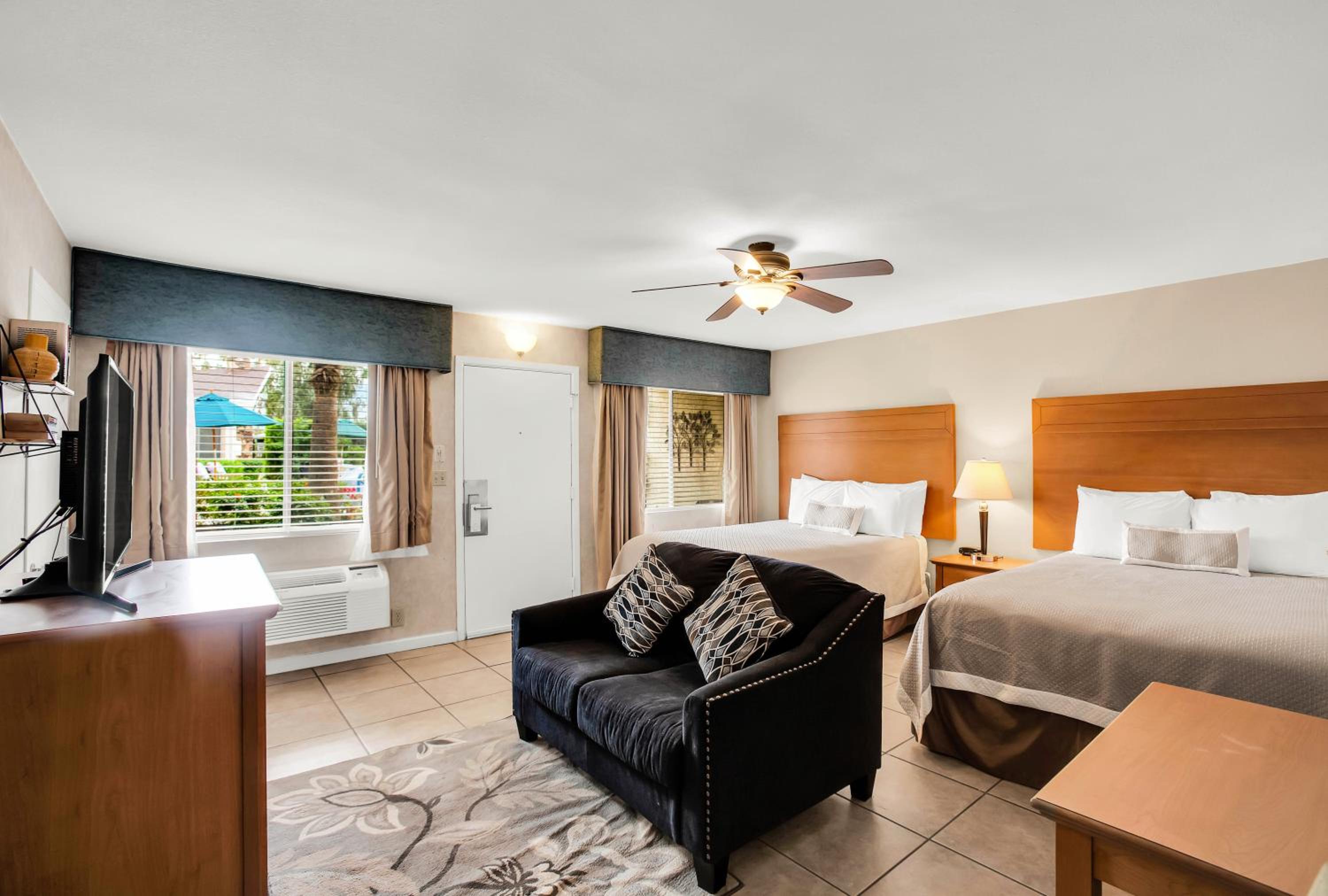 Double Room with Two Queen Beds - Photo 1