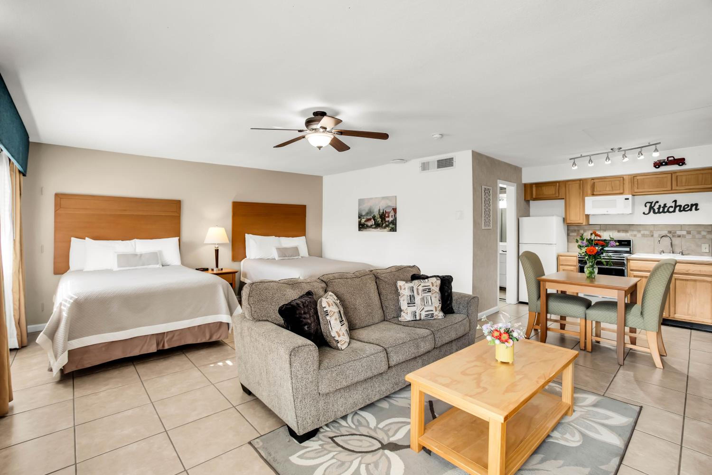 Queen Suite - Photo 1