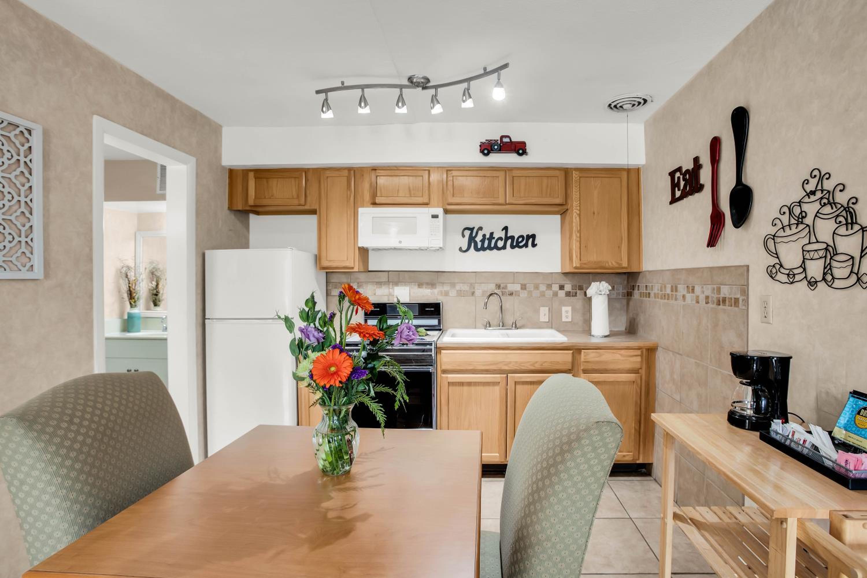 Queen Suite - Photo 8
