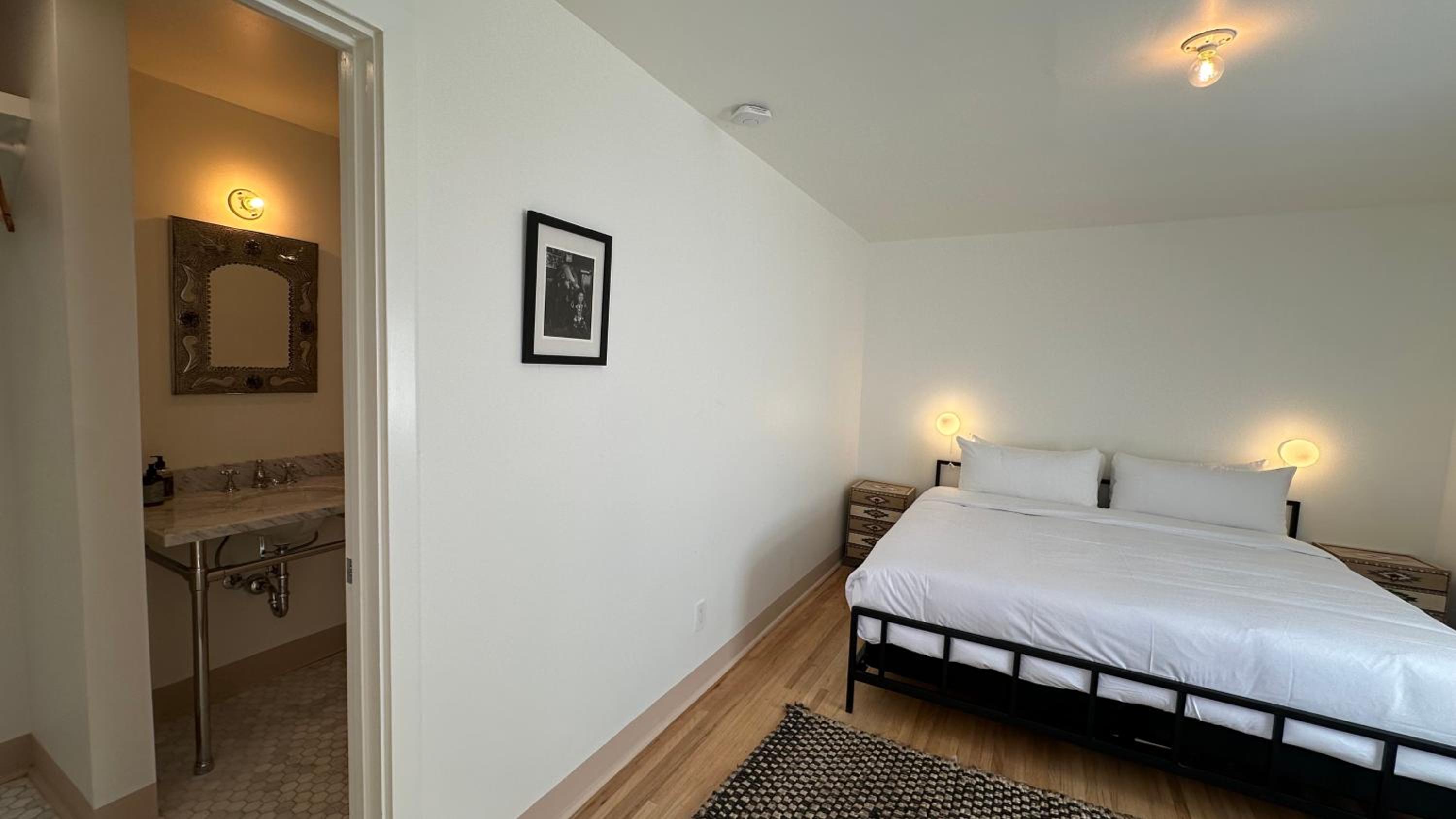 Standard King Room - Photo 4