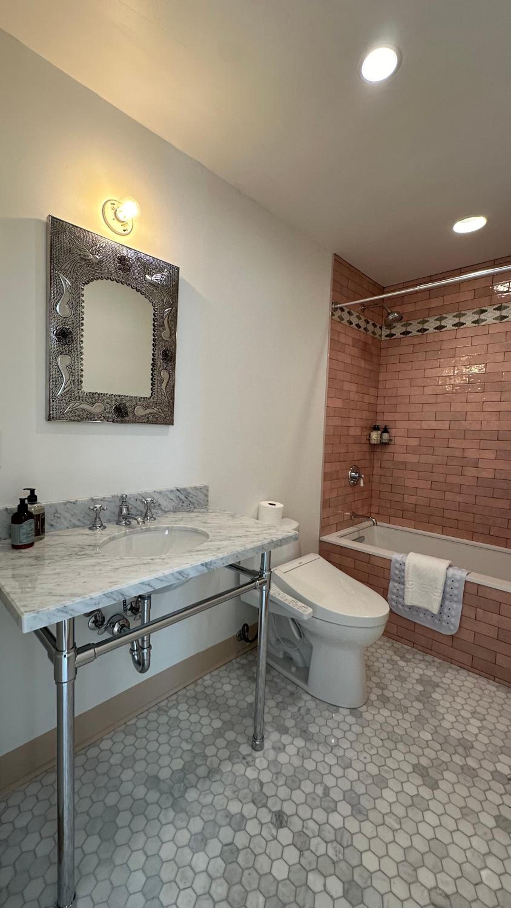 Standard King Room - Photo 8