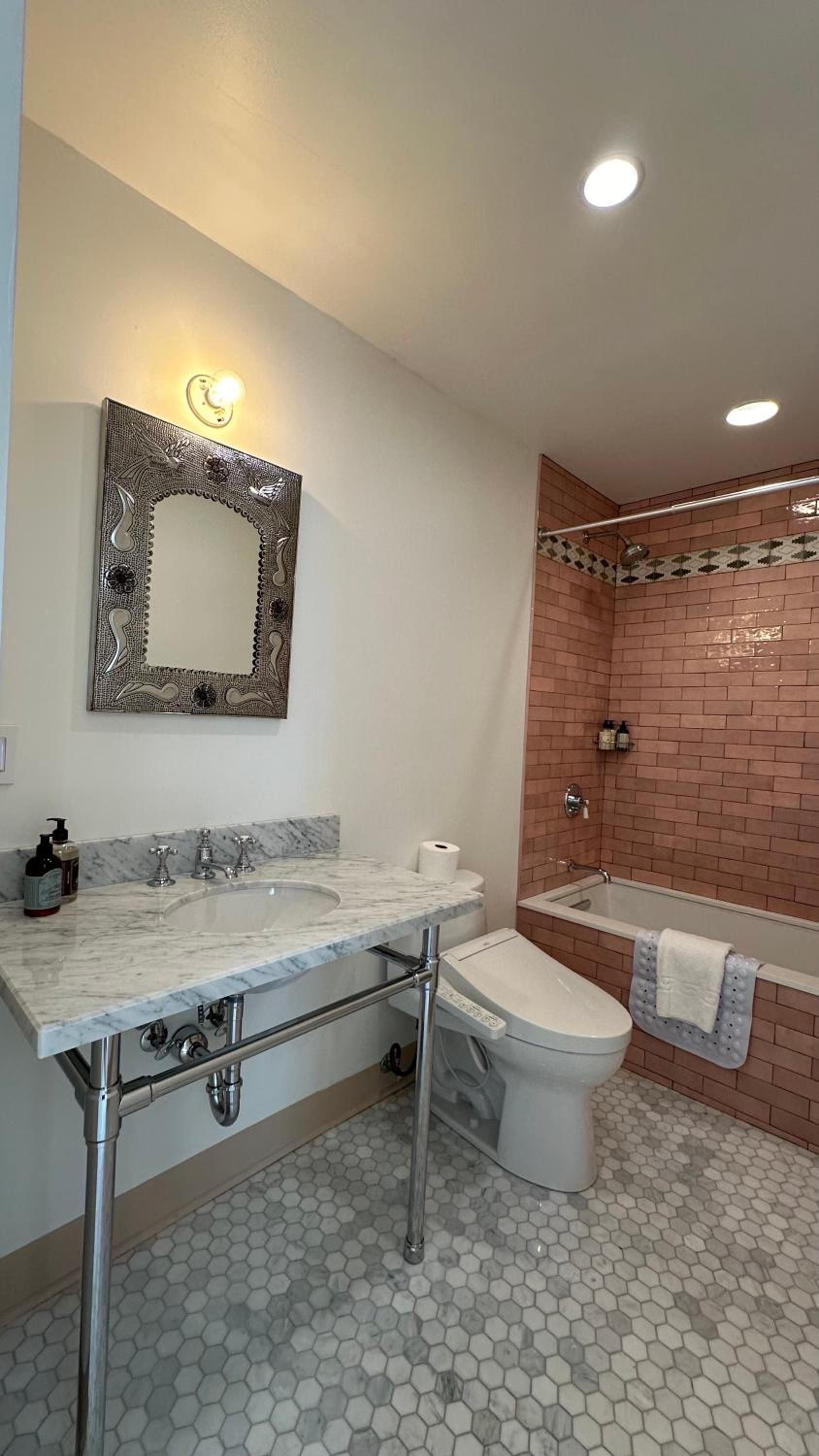 Standard King Room - Photo 9