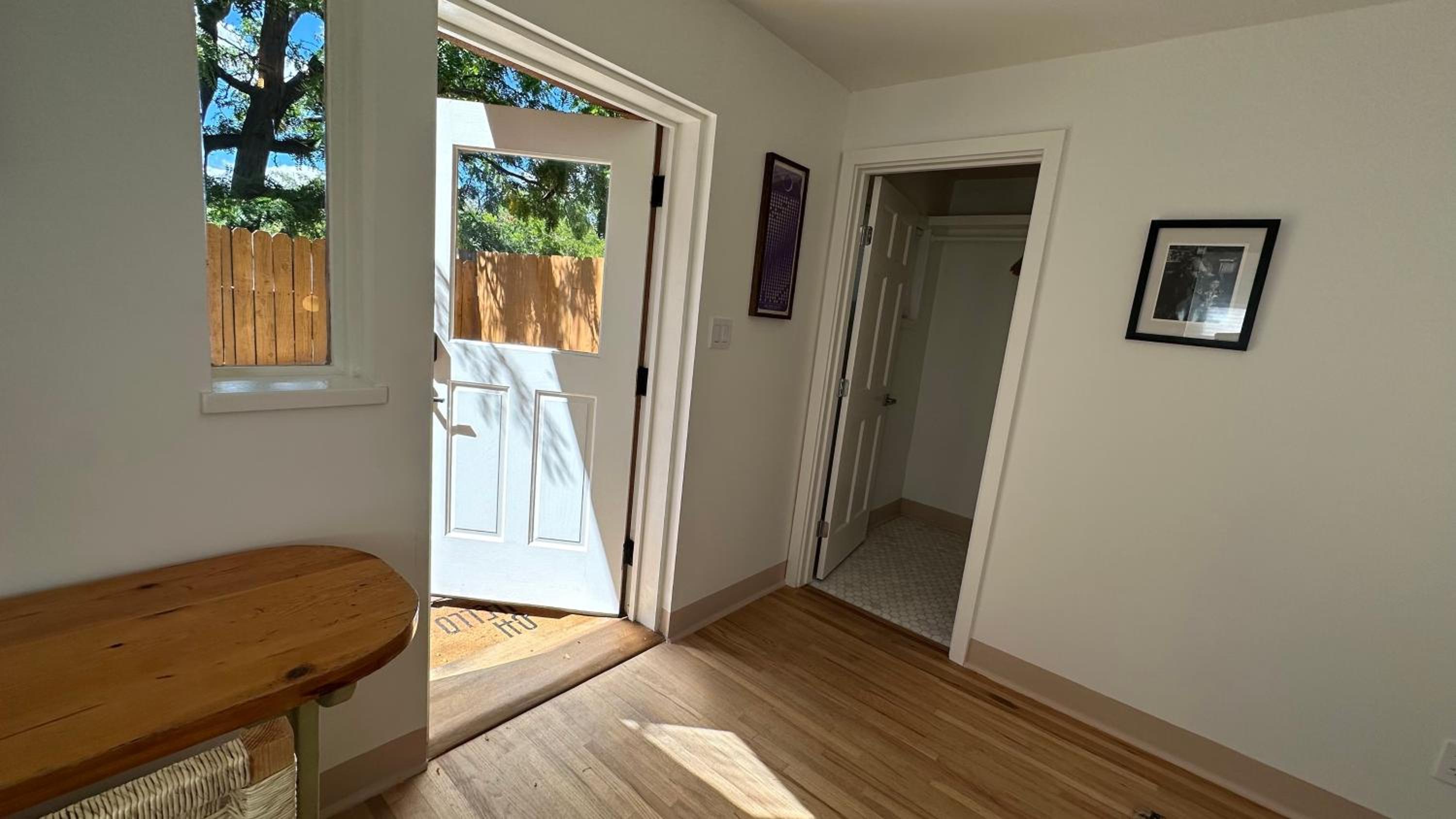 Standard King Room - Photo 10