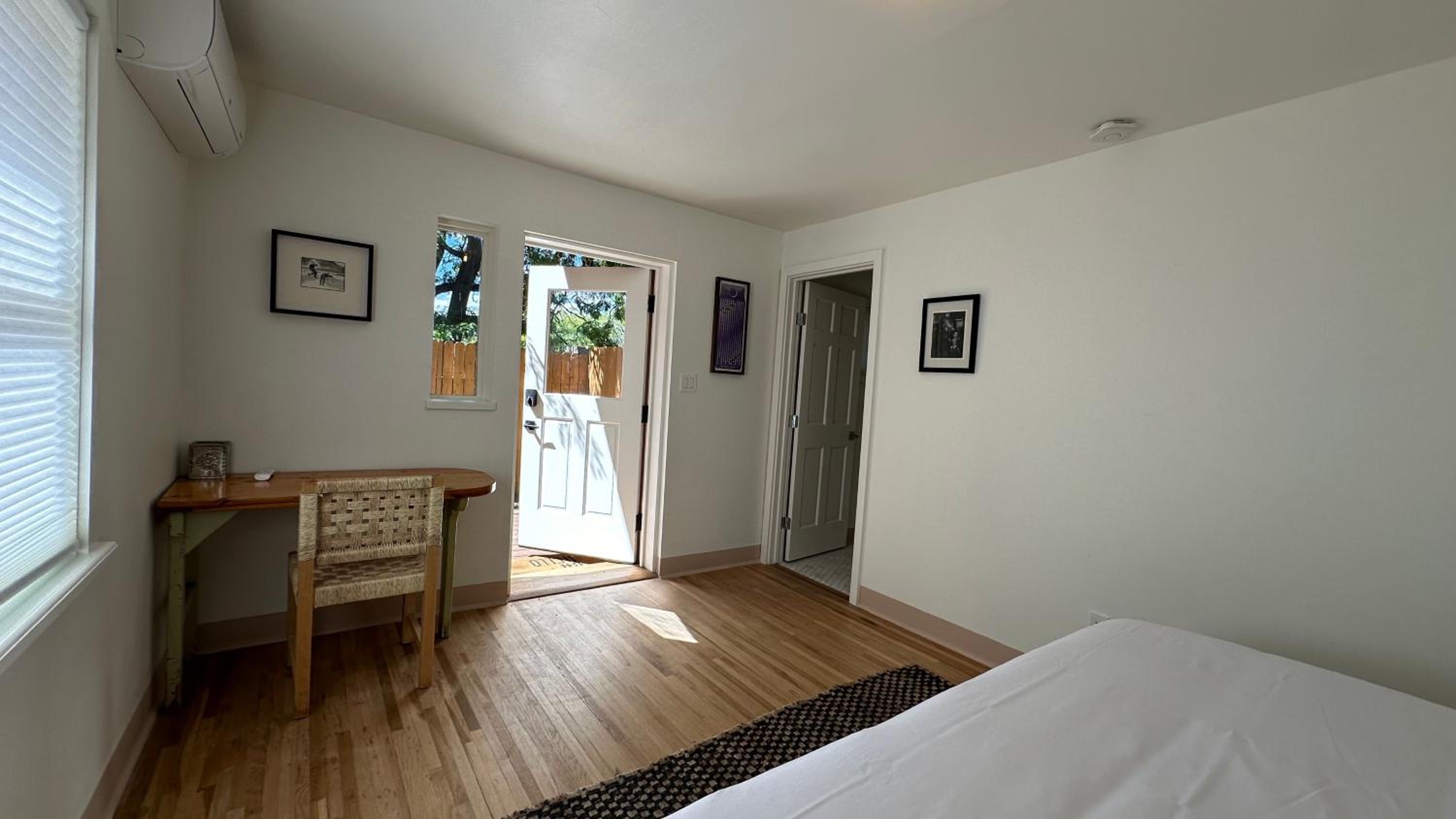 Standard King Room - Photo 11