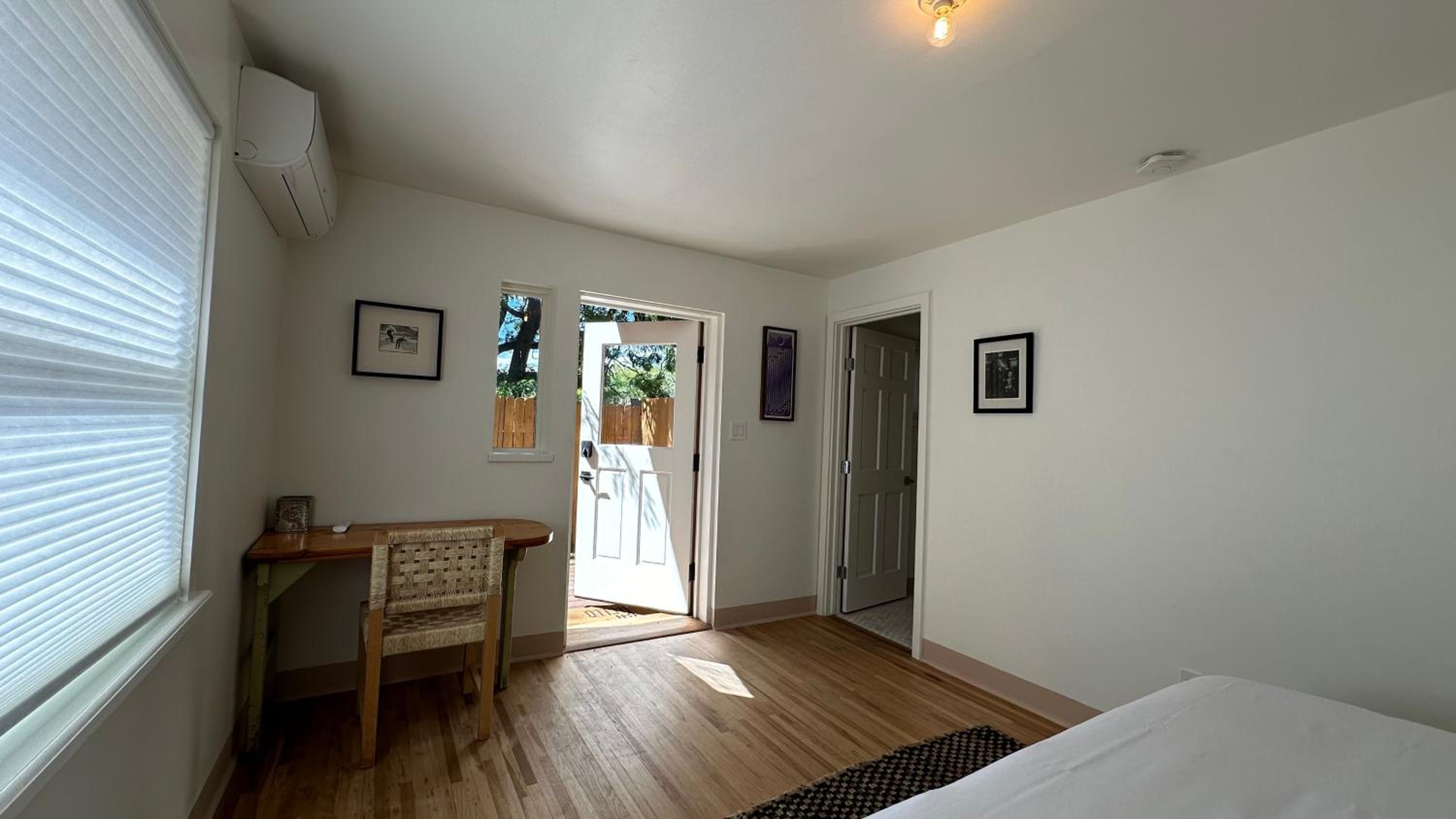 Standard King Room - Photo 12