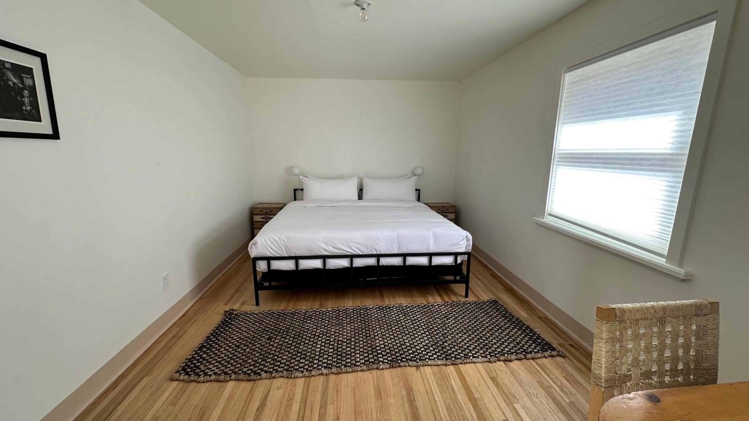 Standard King Room - Photo 13