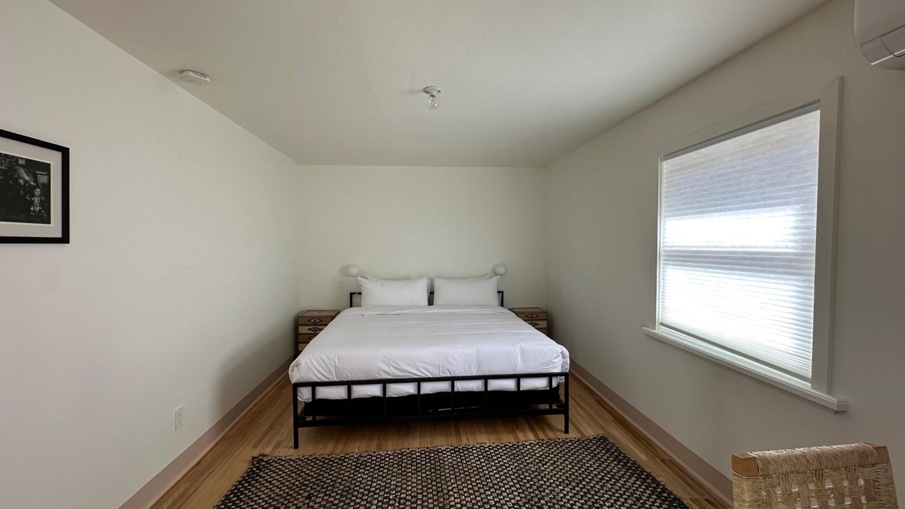 Standard King Room - Photo 14