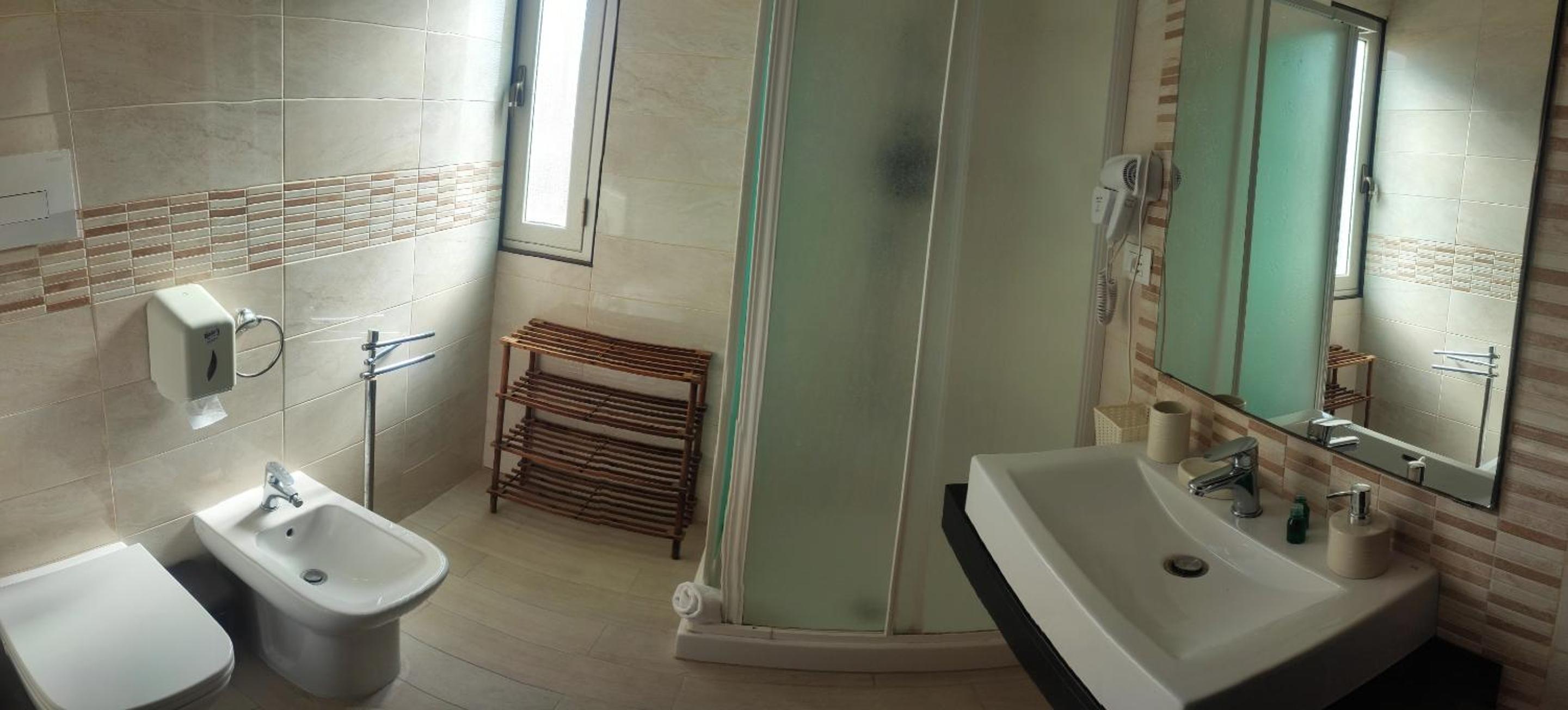 Double or Twin Room with Private Bathroom photo 2