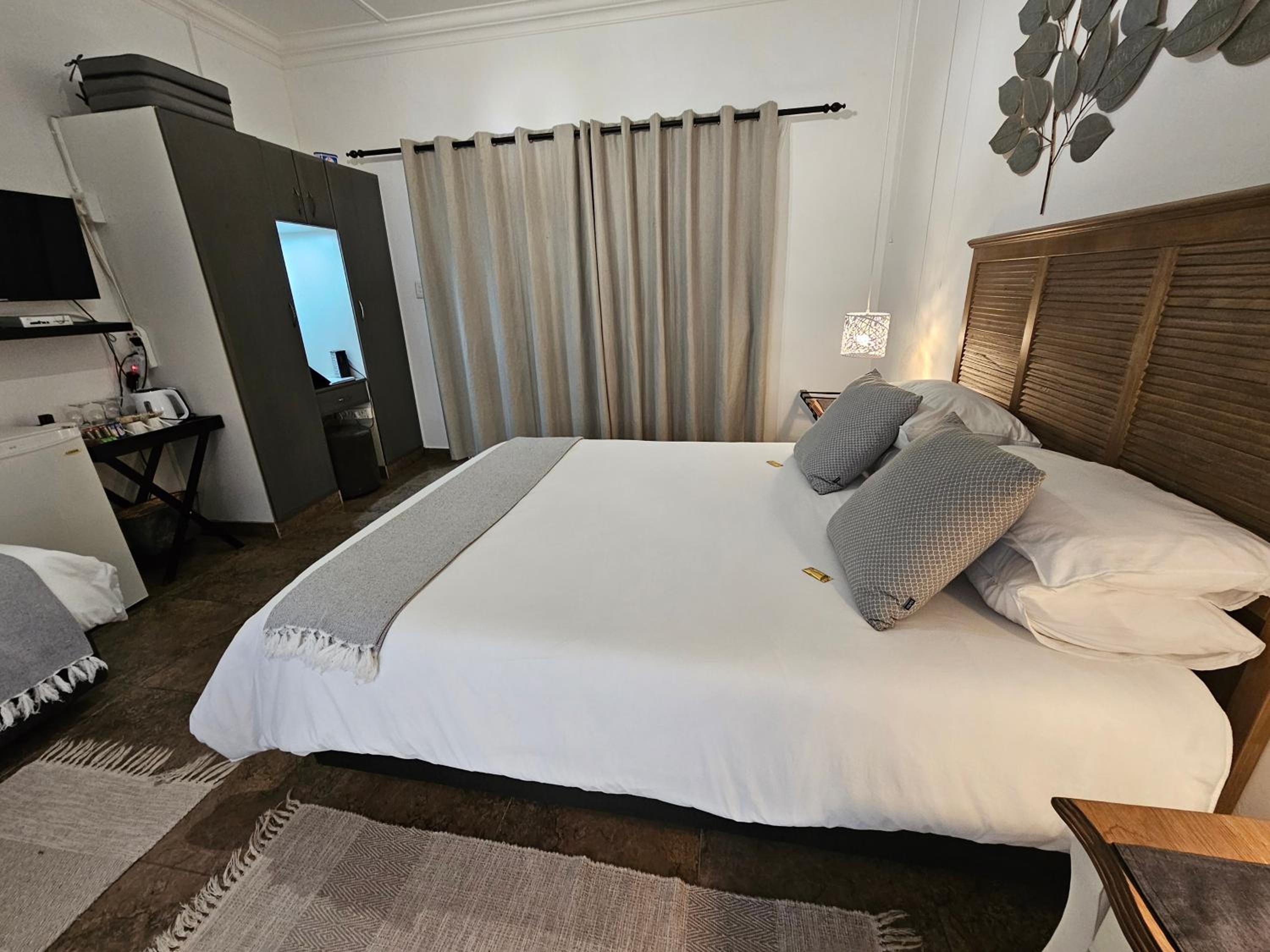 Deluxe Queen Garden View Room with Patio & Spa Bath photo 3