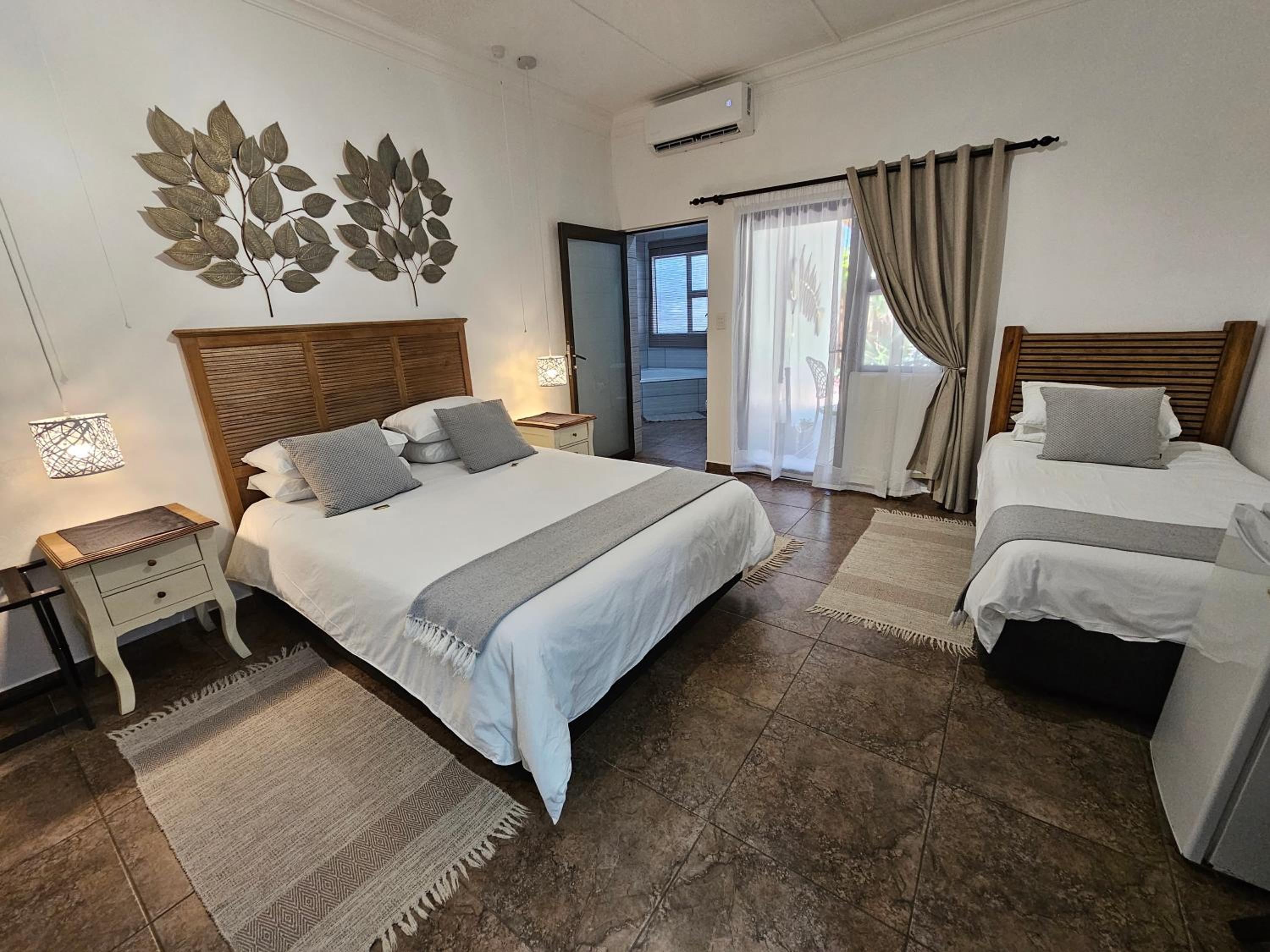 Deluxe Queen Garden View Room with Patio & Spa Bath photo 1