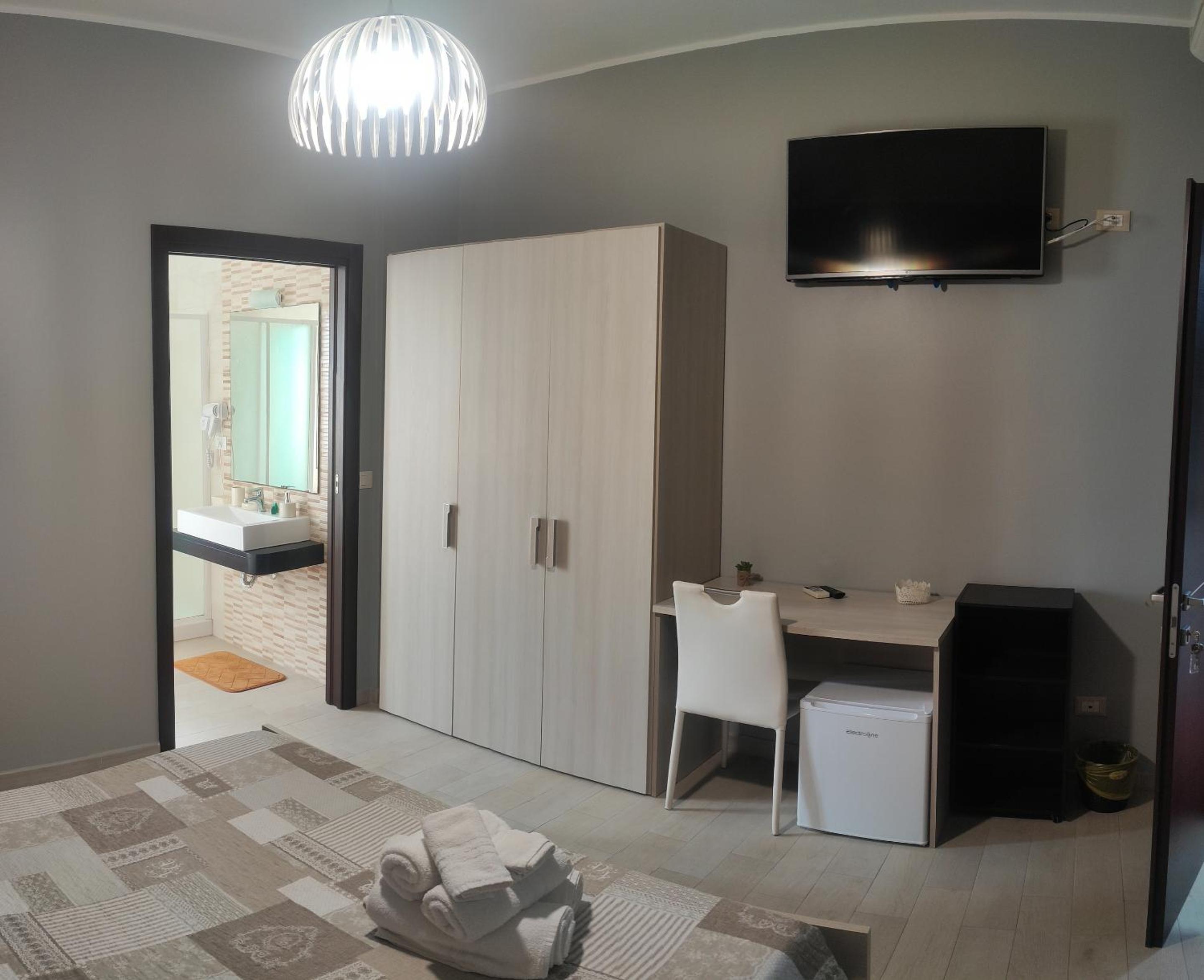 Double or Twin Room with Private Bathroom photo 3