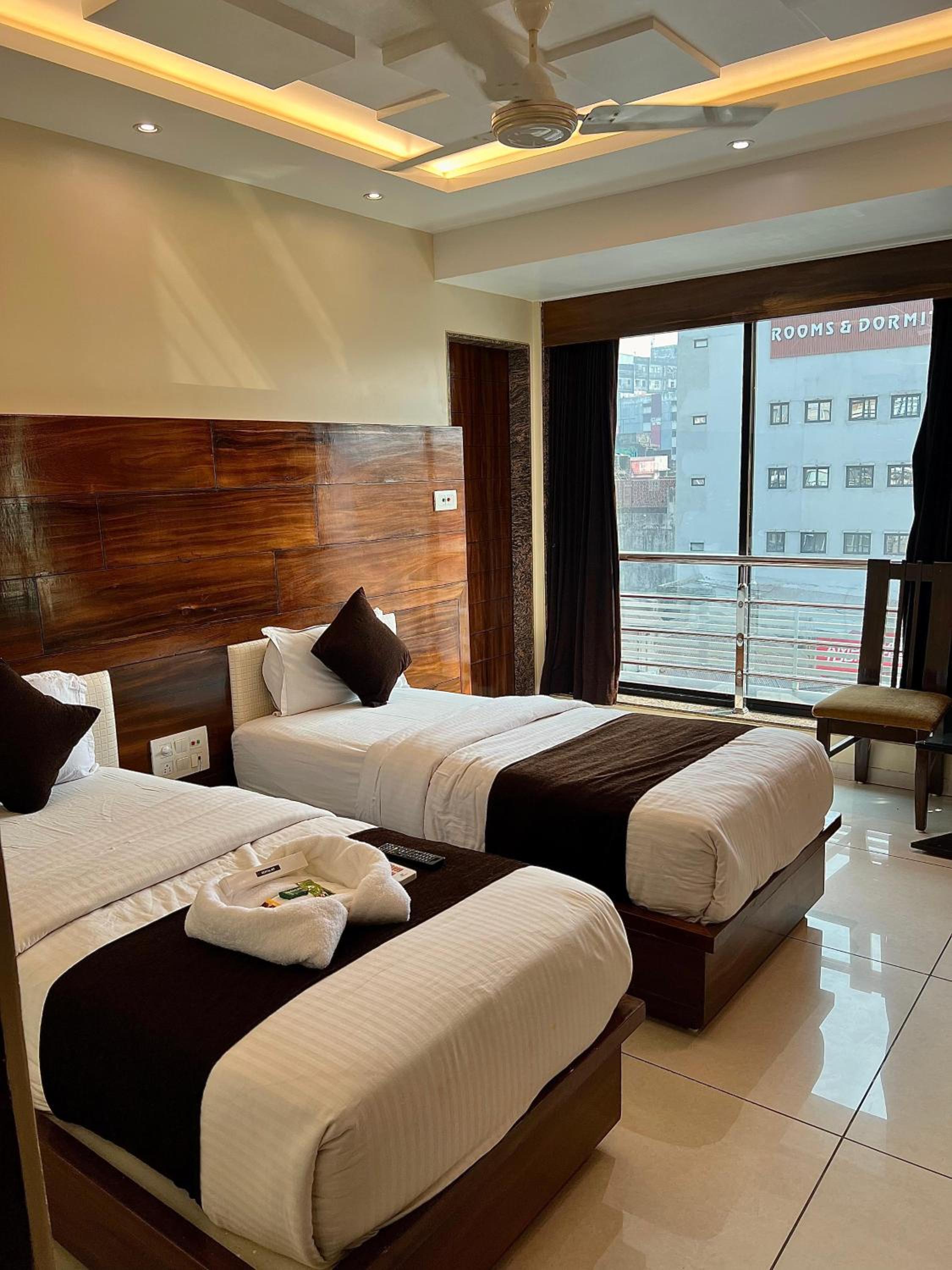 Deluxe Double Room with Balcony - Photo 19