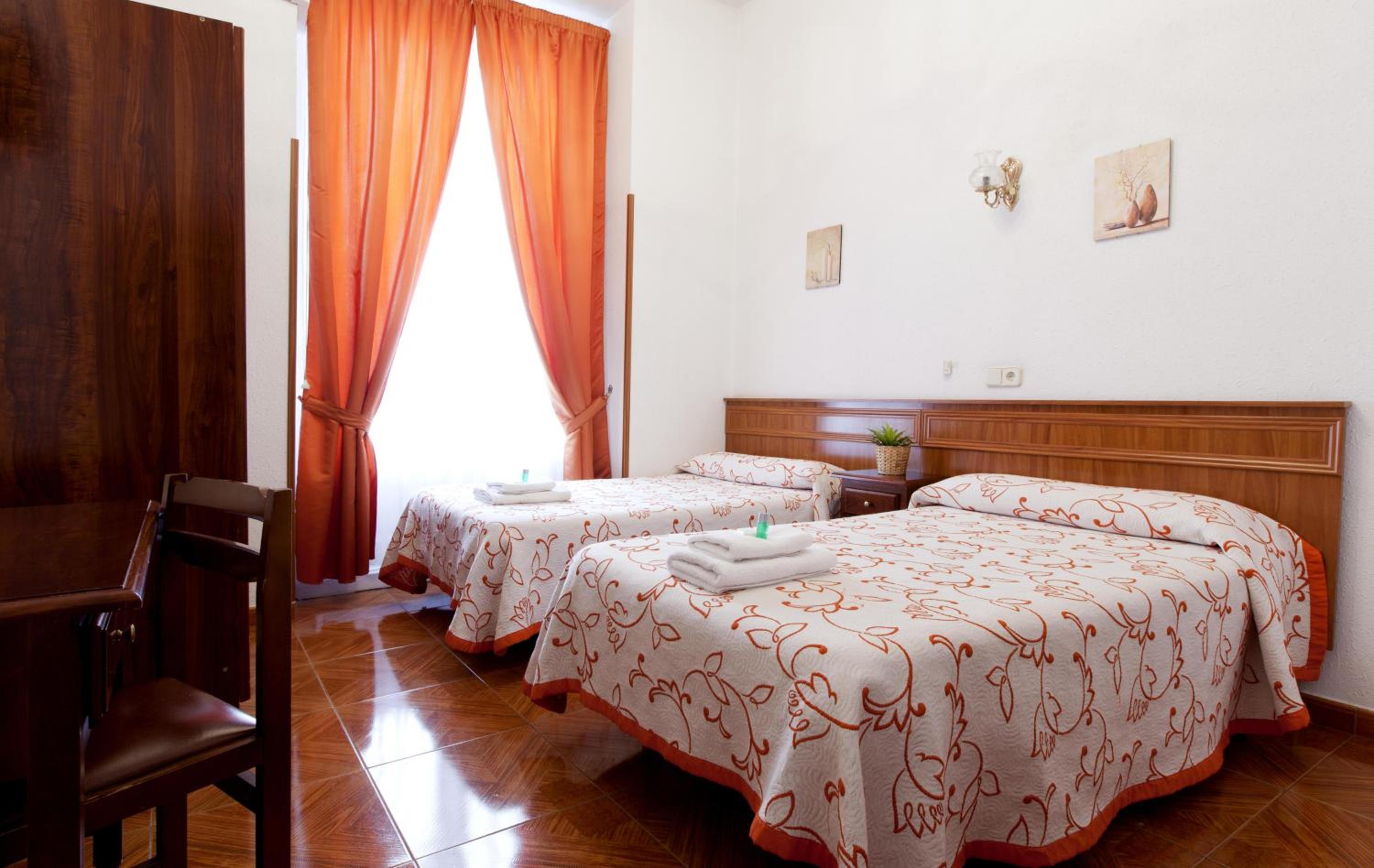 Twin Room - Photo 5