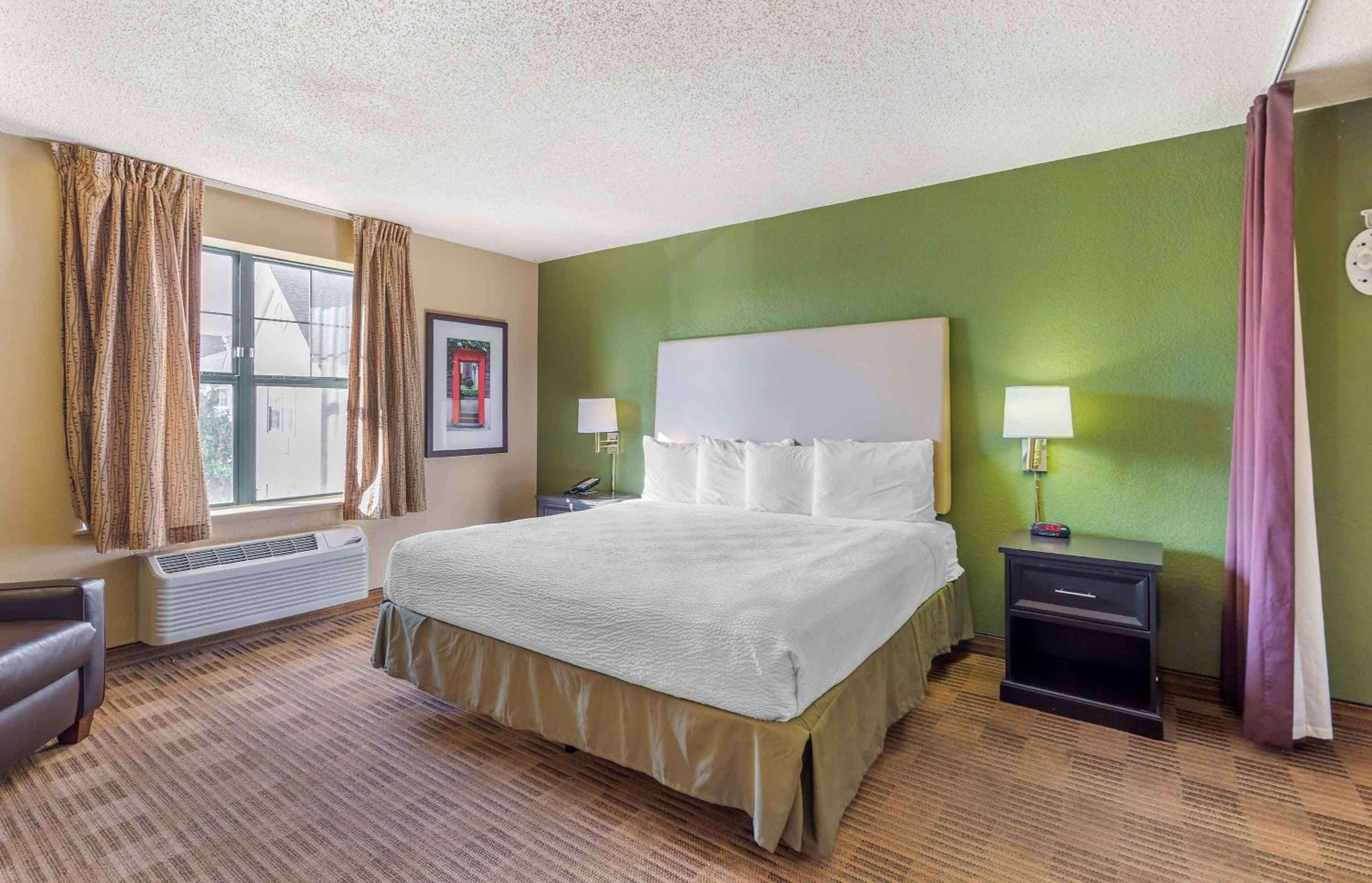 Queen studio with 1 Queen Bed - Disability Access/Non-Smoking