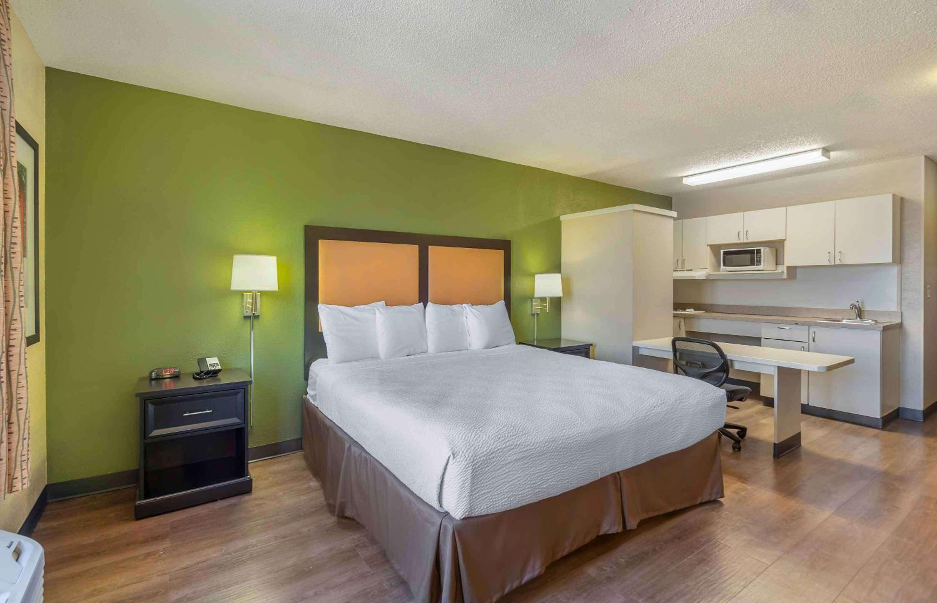 Studio with 1 King Bed - Non-Smoking - Photo 9