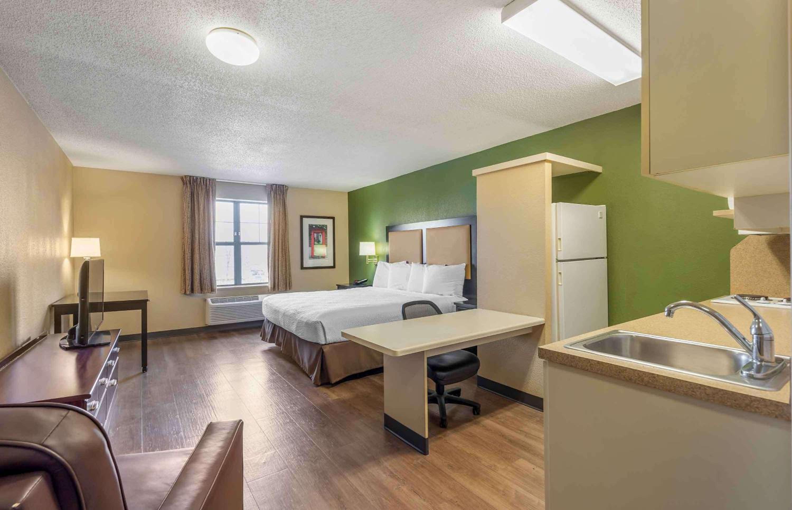 Studio with 1 King Bed - Non-Smoking - Photo 8