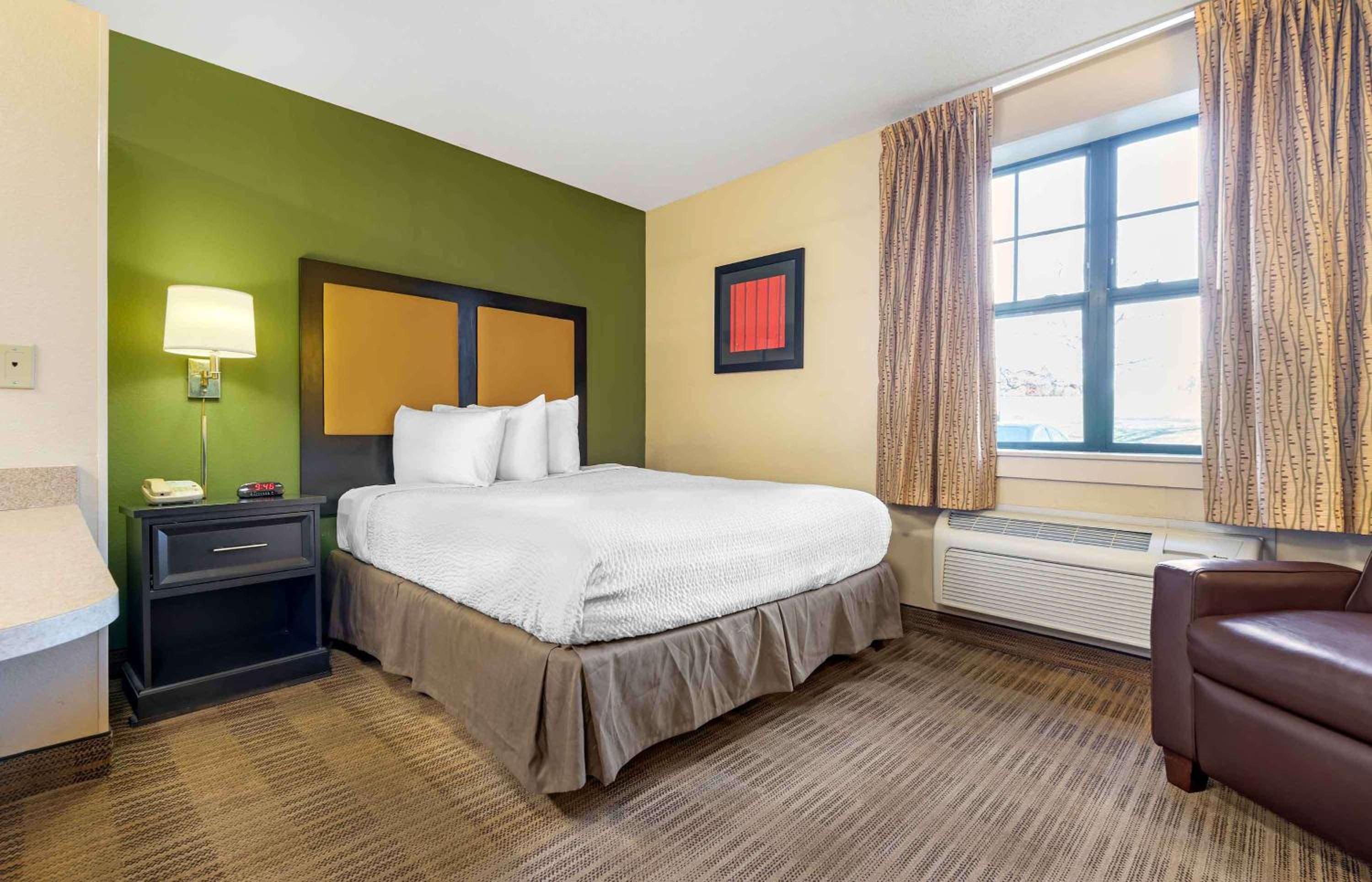 1 King Bed | Non-Smoking, Kitchen, Shower photo 1