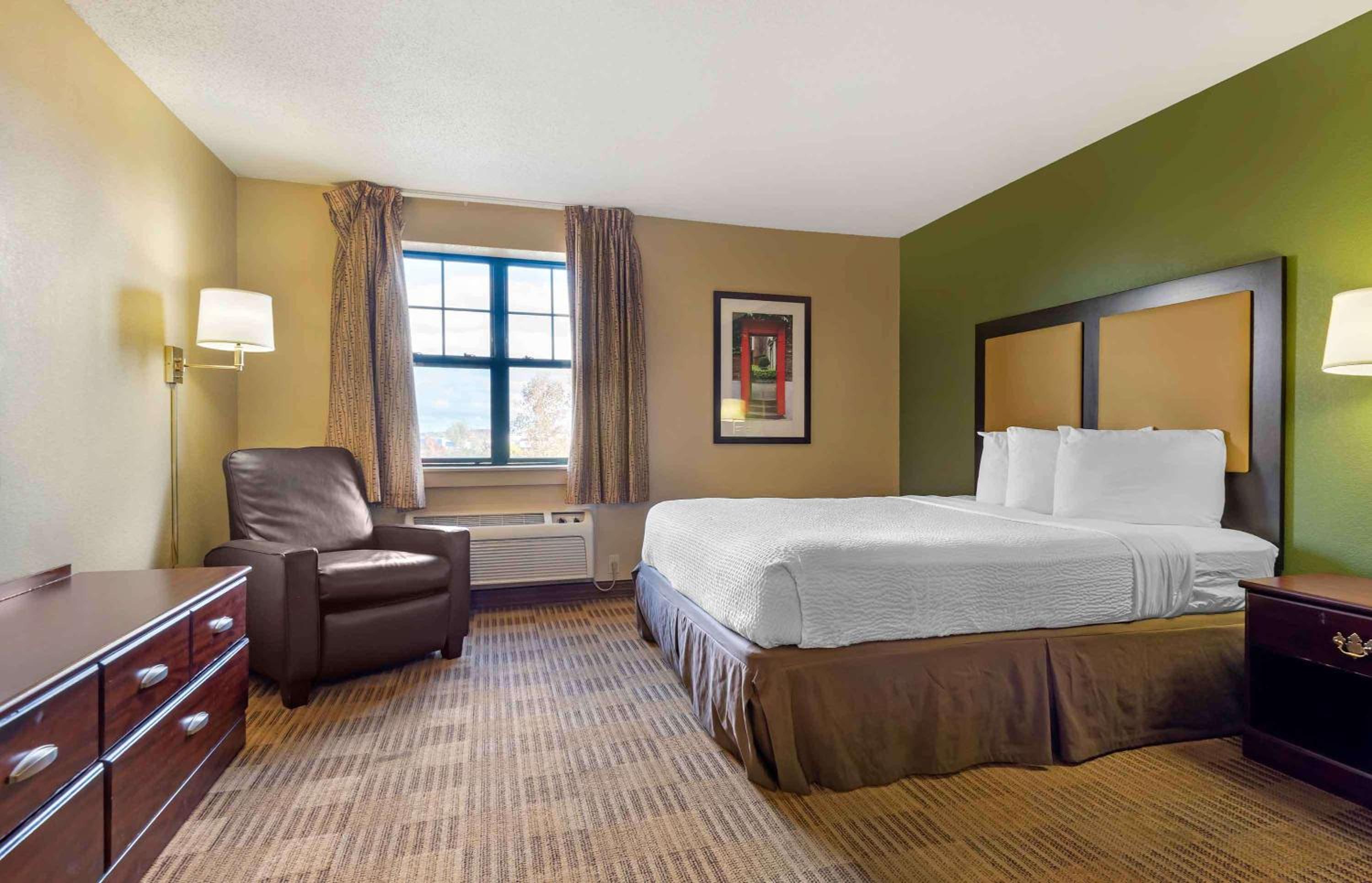 Queen studio with 1 Queen Bed - Disability Access/Non-Smoking - Photo 1