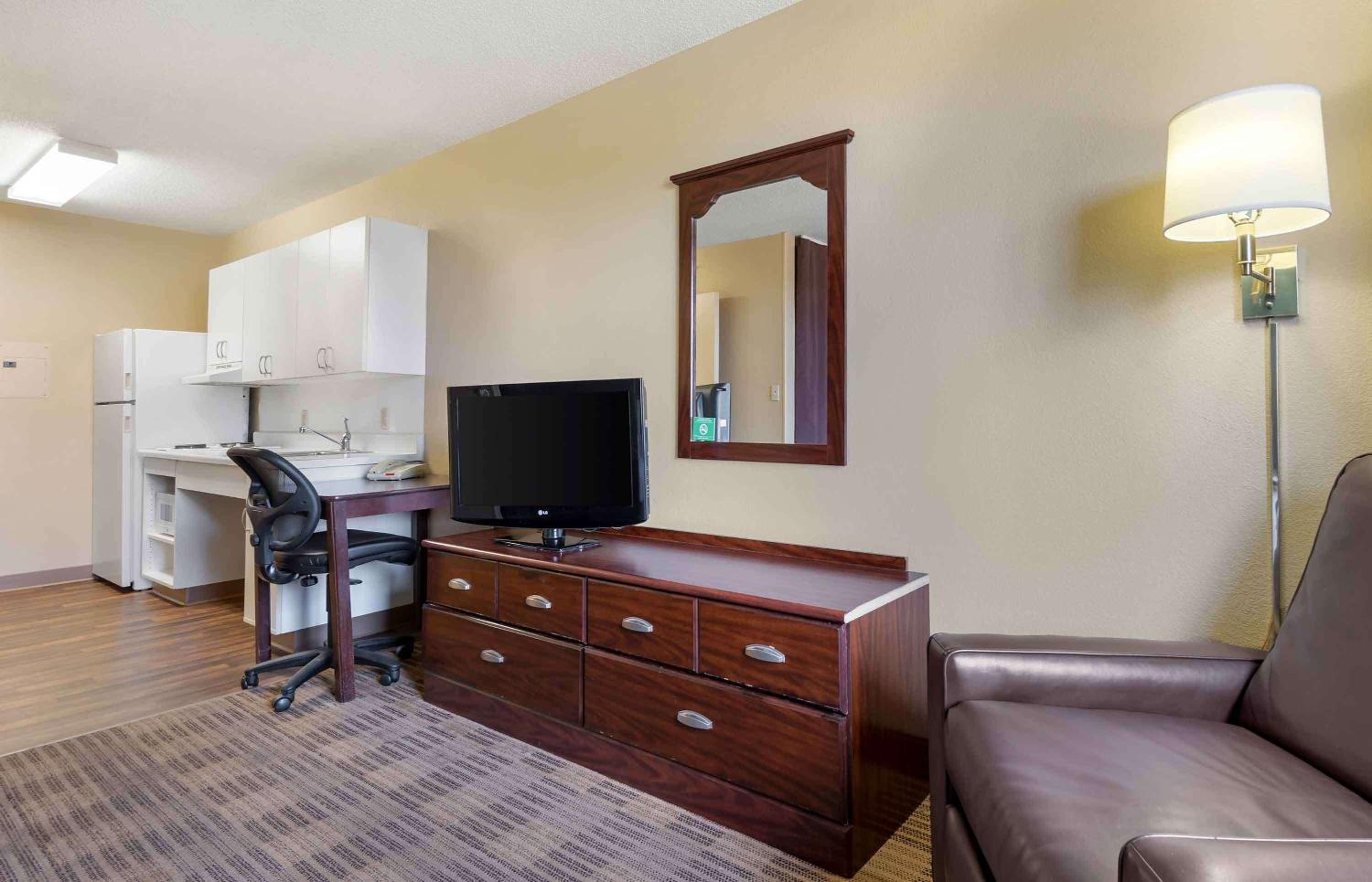 Queen studio with 1 Queen Bed - Disability Access/Non-Smoking - Photo 4