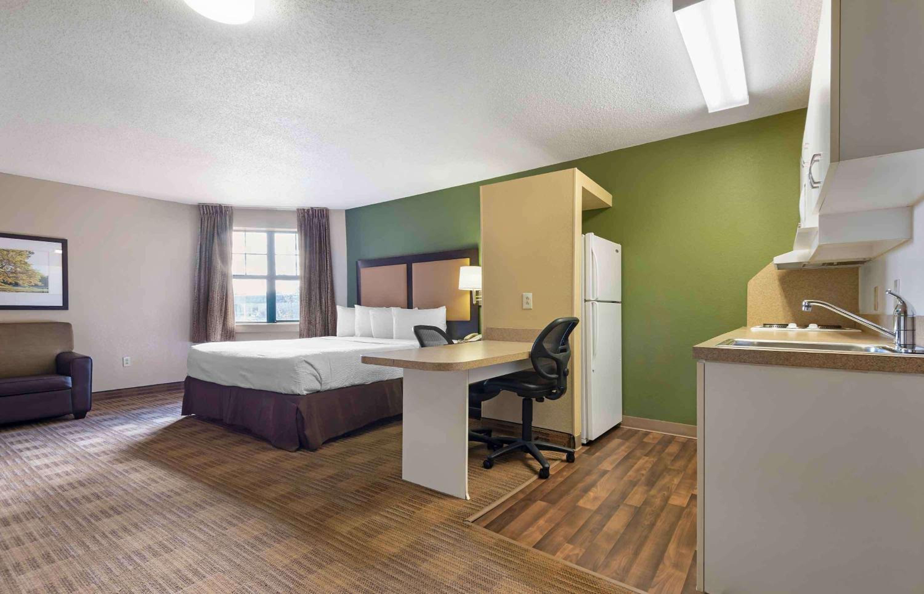 Studio with 1 King Bed - Non-Smoking - Photo 6