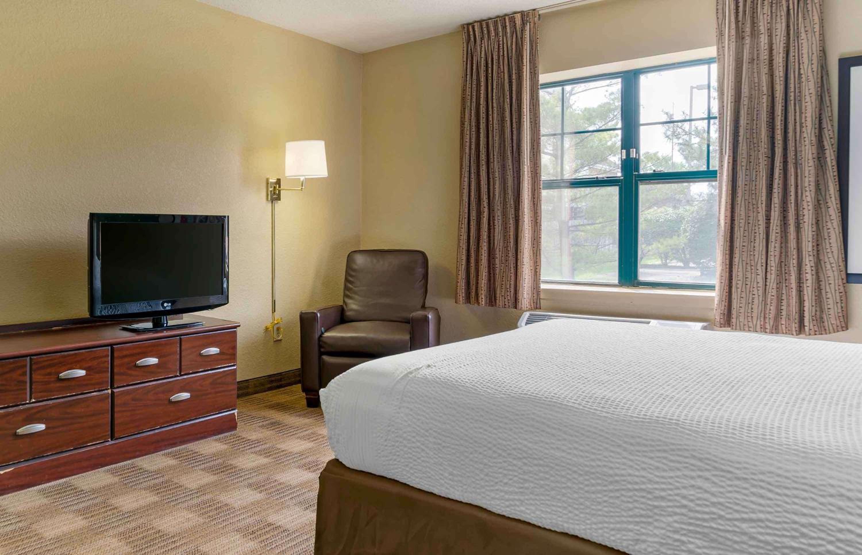 Queen studio with 1 Queen Bed - Disability Access/Non-Smoking - Photo 6