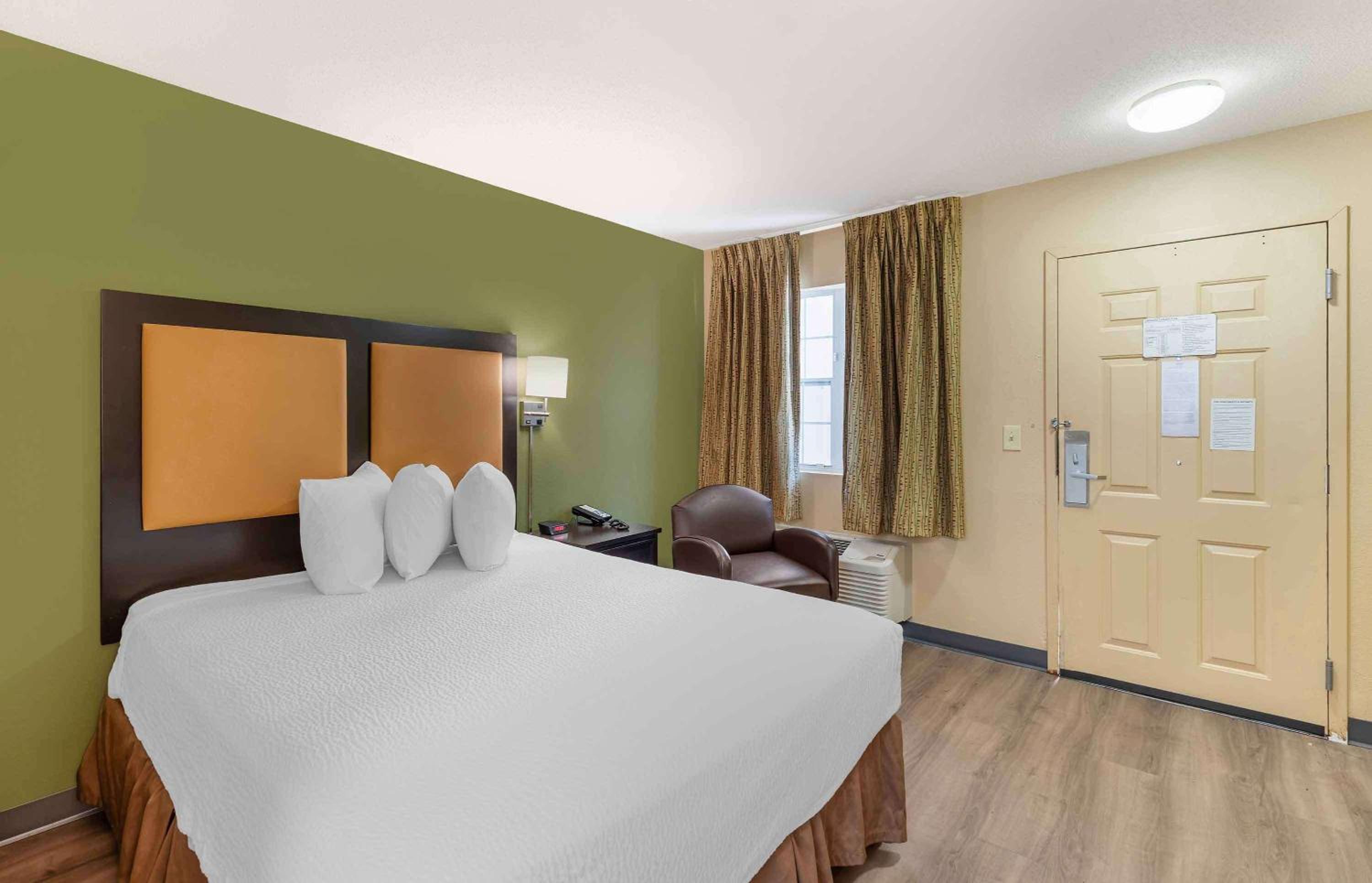 Queen Studio with One Queen Bed - Disability Access/Non-Smoking - Photo 1