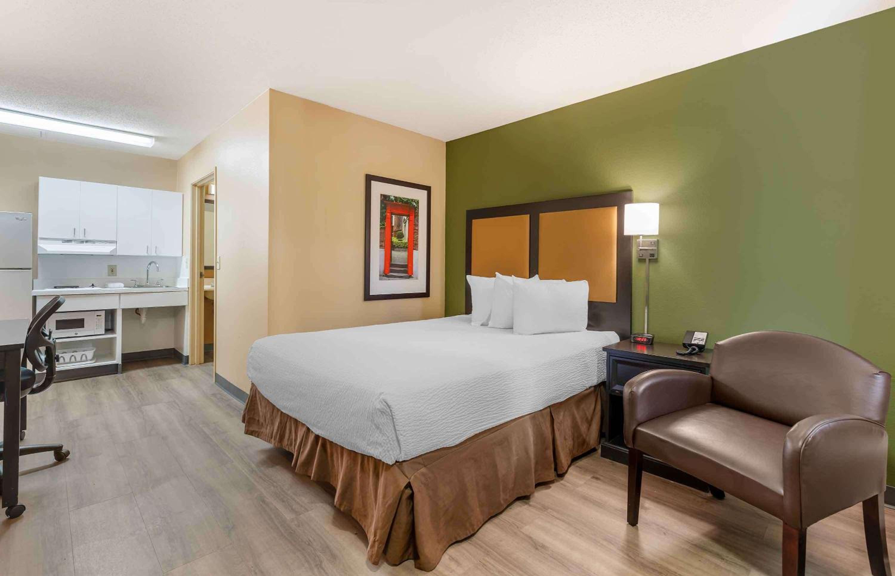 Queen Studio with One Queen Bed - Disability Access/Non-Smoking - Photo 10