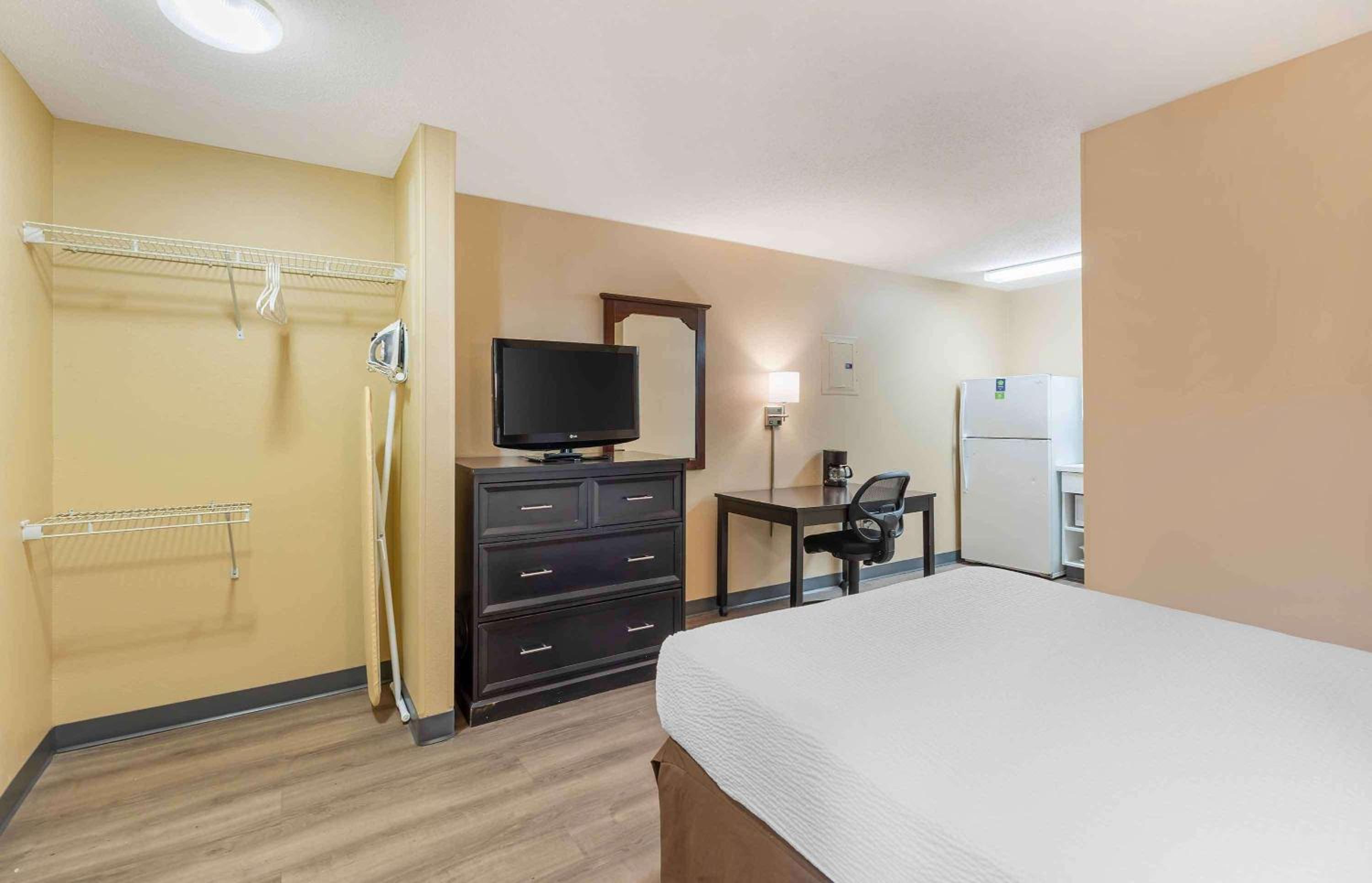 Queen Studio with One Queen Bed - Disability Access/Non-Smoking - Photo 9