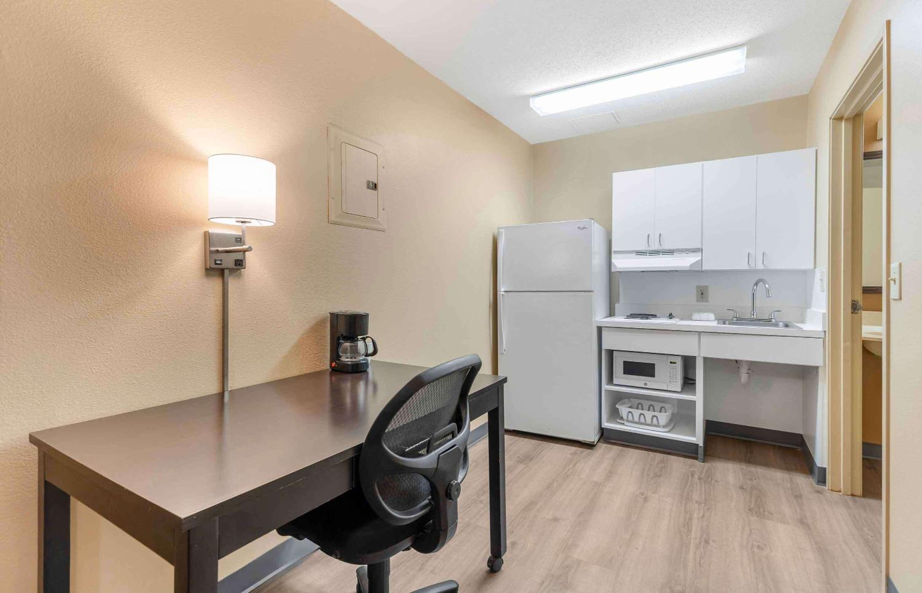 Queen Studio with One Queen Bed - Disability Access/Non-Smoking - Photo 8