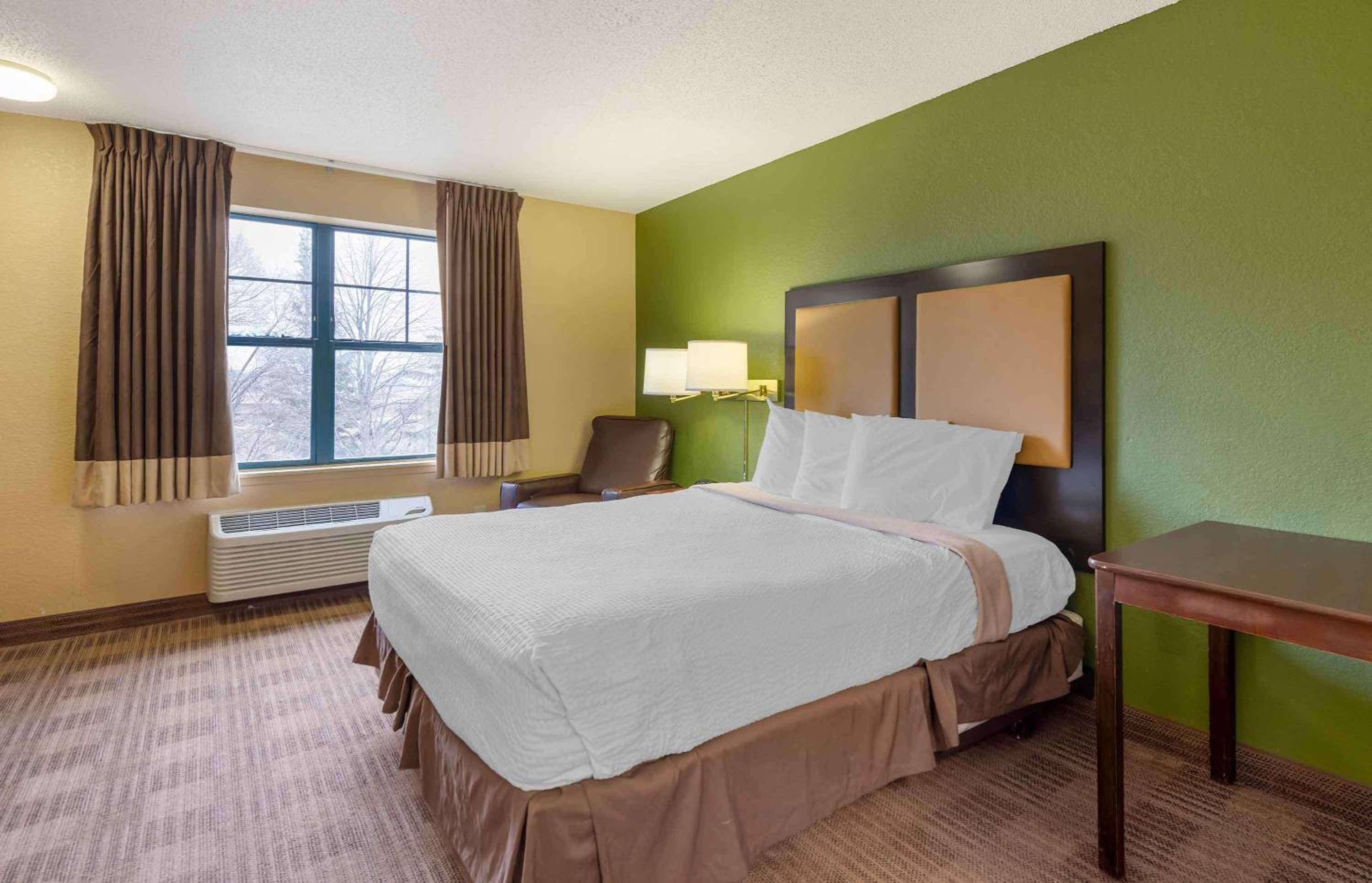 1 King Bed | Non-Smoking, Kitchen, Shower - Photo 1