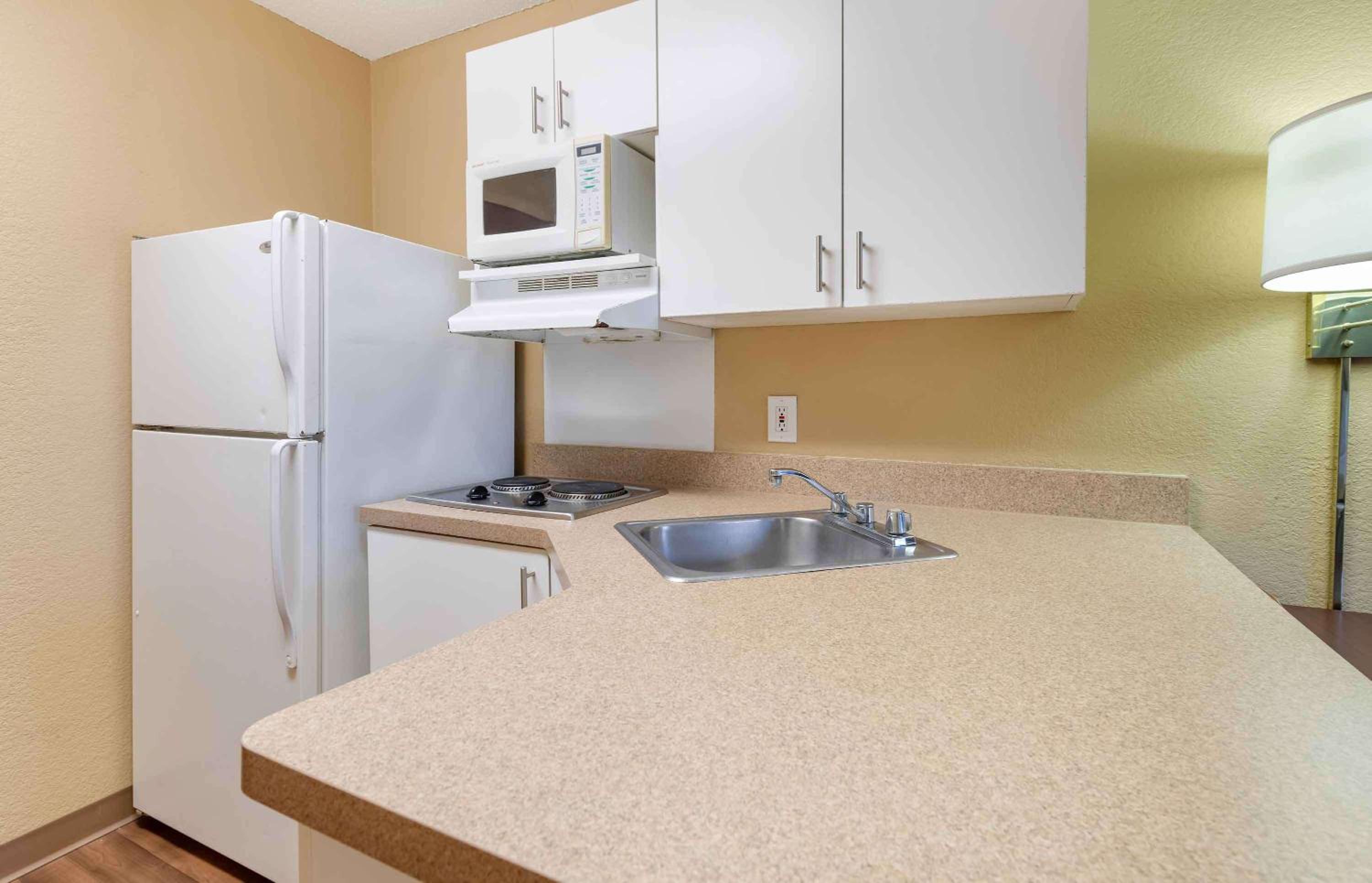 1 King Bed | Non-Smoking, Kitchen, Shower - Photo 7
