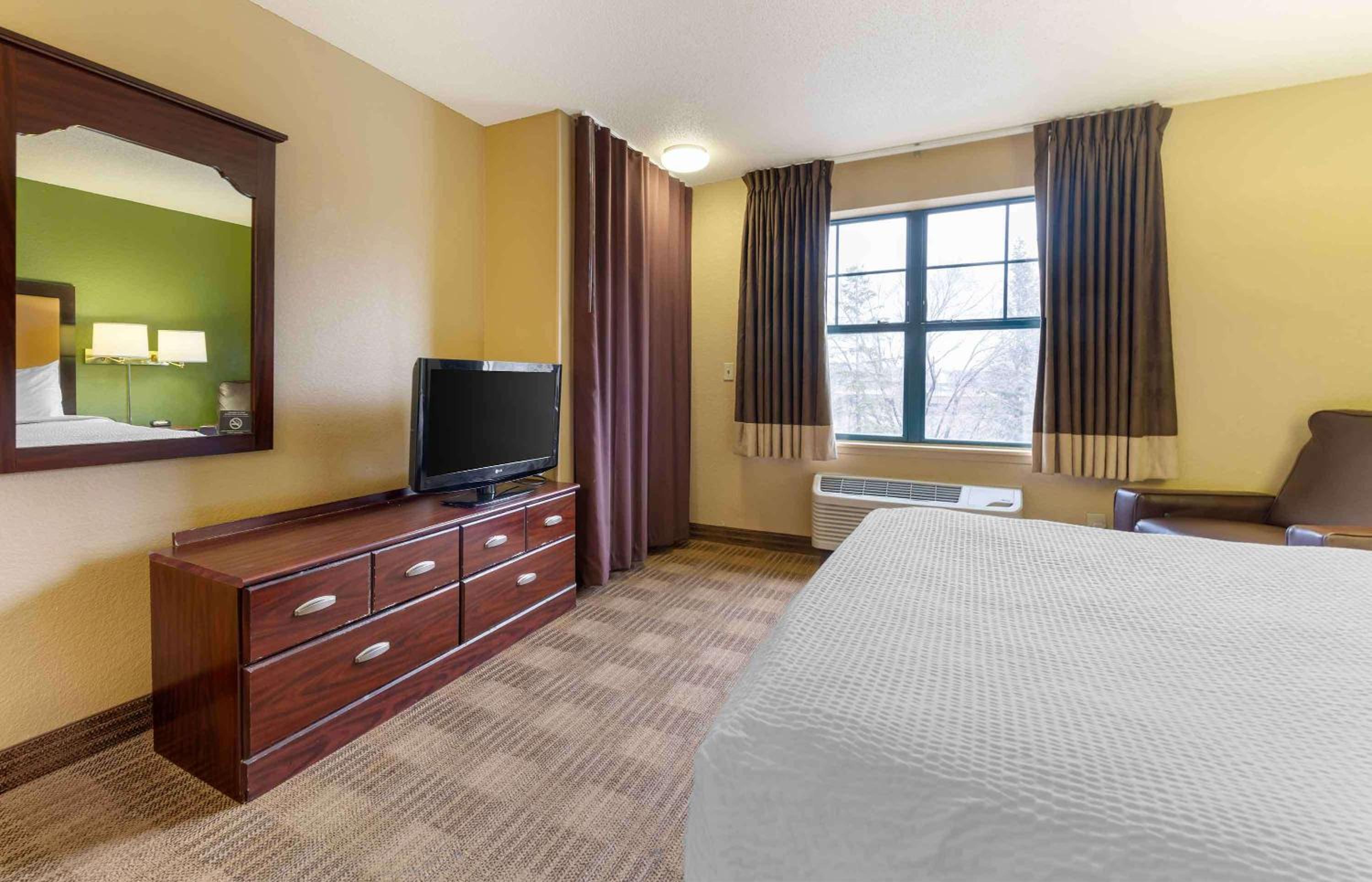 1 King Bed | Non-Smoking, Kitchen, Shower - Photo 8
