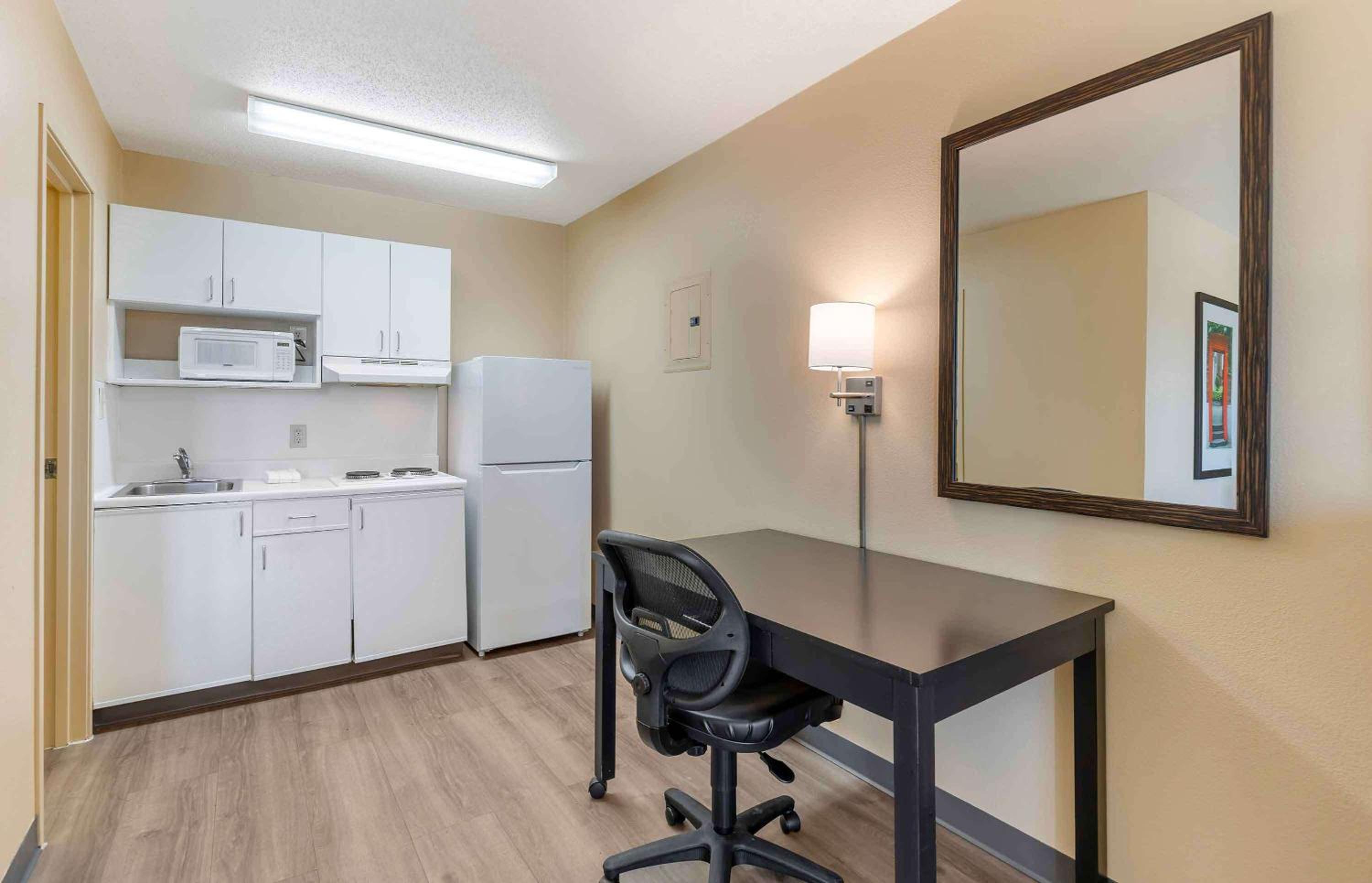 Studio with 2 Twin Beds - Non-Smoking - Photo 6