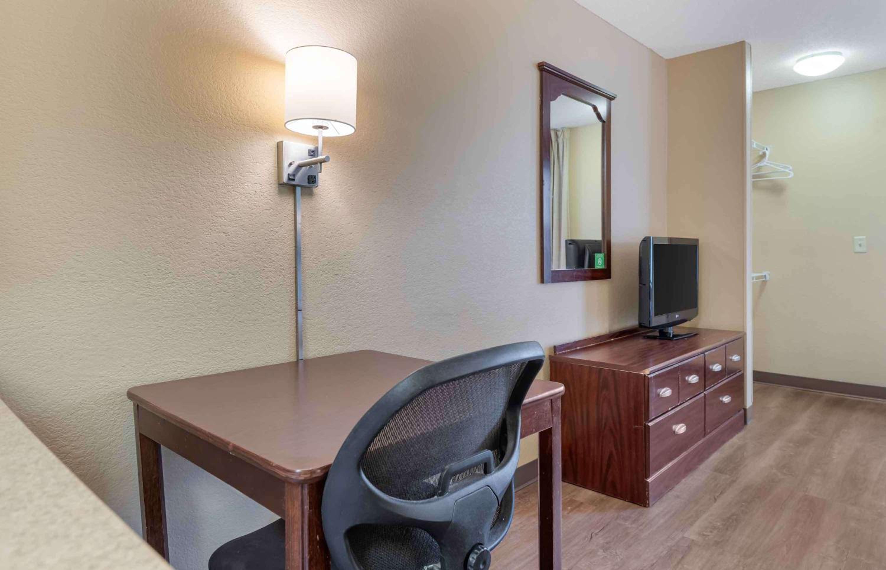 1 Queen Bed | ADA/RI Shower/Smoking/Kitchen