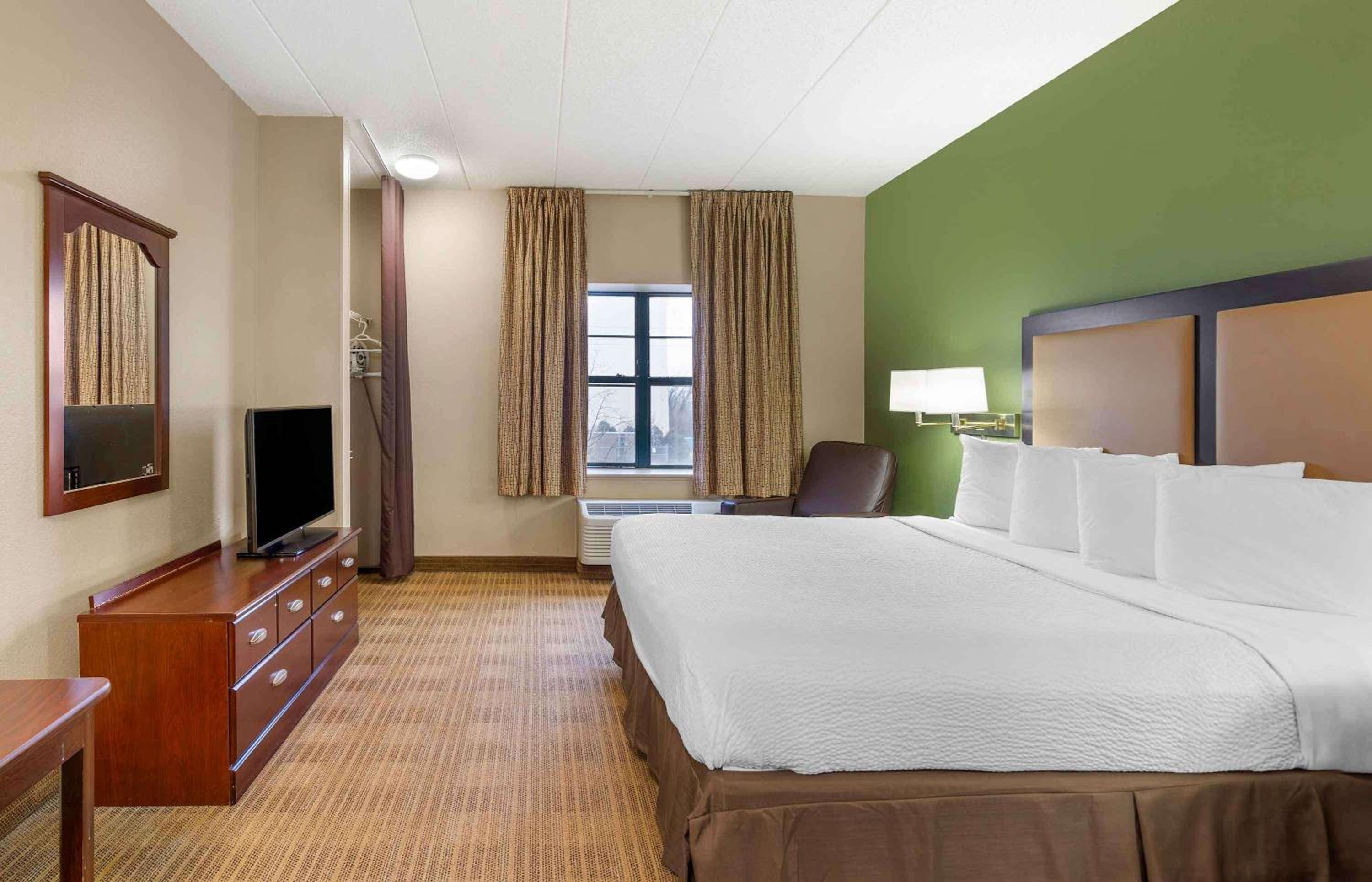 1 Queen Bed | ADA/RI Shower/Smoking/Kitchen - Photo 2