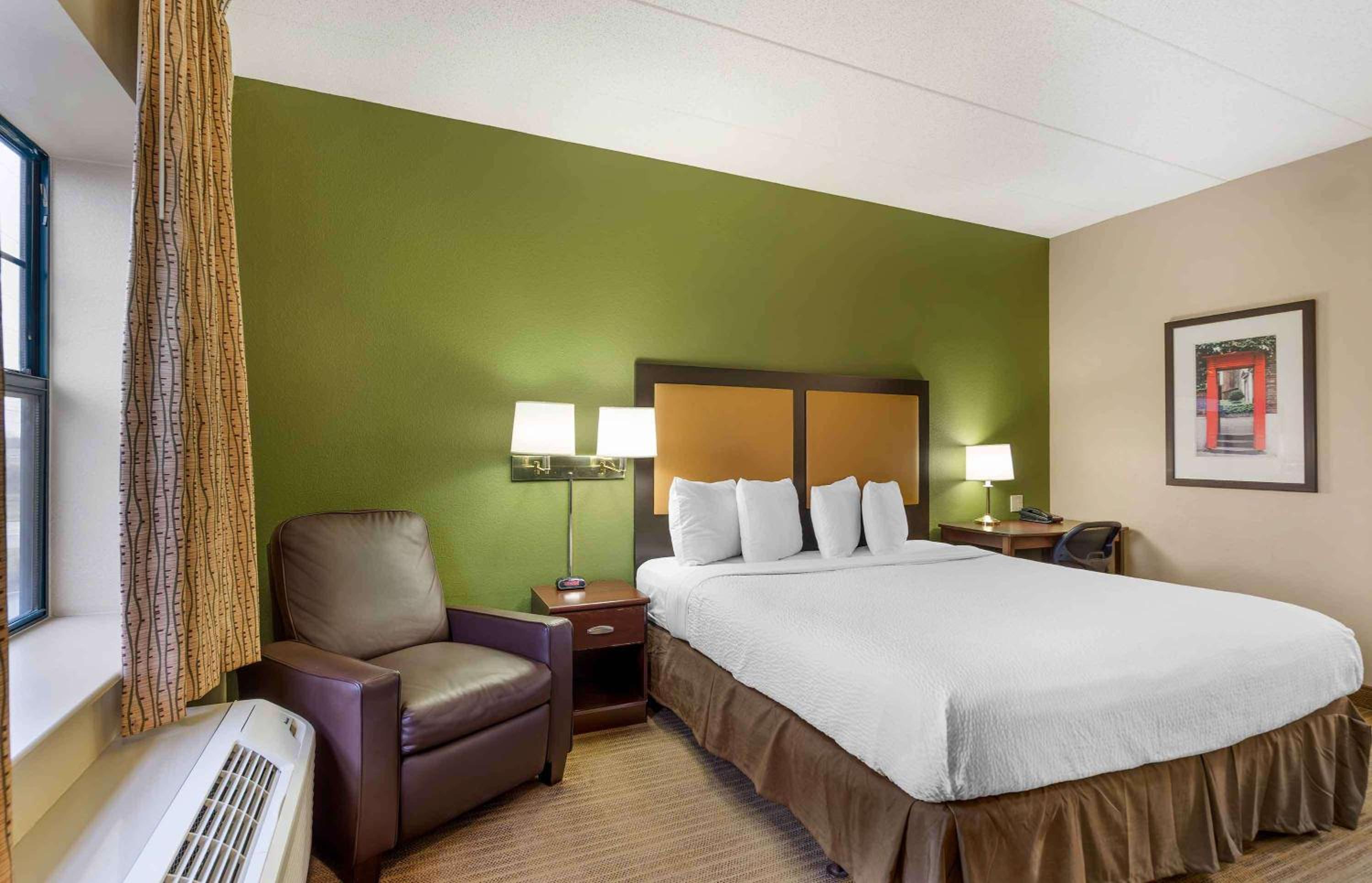1 Queen Bed | ADA/RI Shower/Smoking/Kitchen - Photo 12
