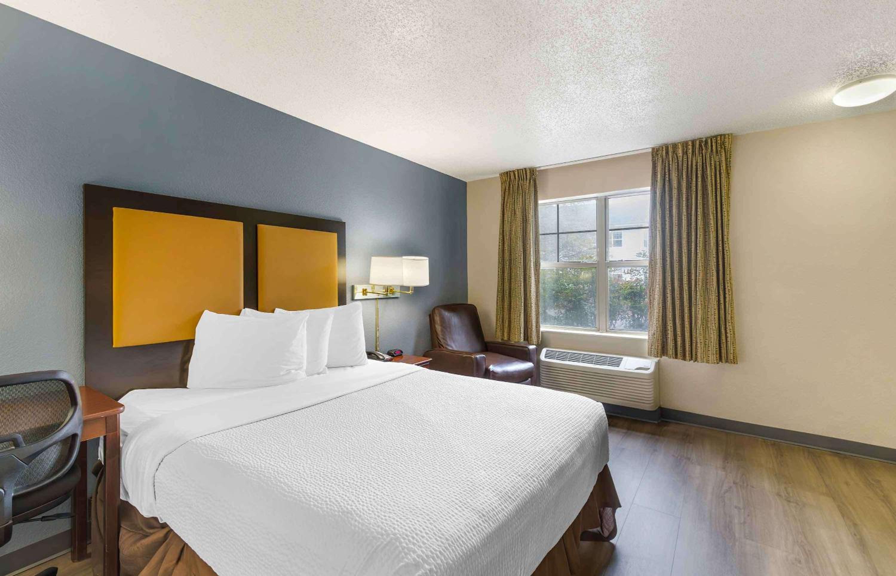 Queen studio with 1 Queen Bed - Disability Access/Non-Smoking - Photo 1