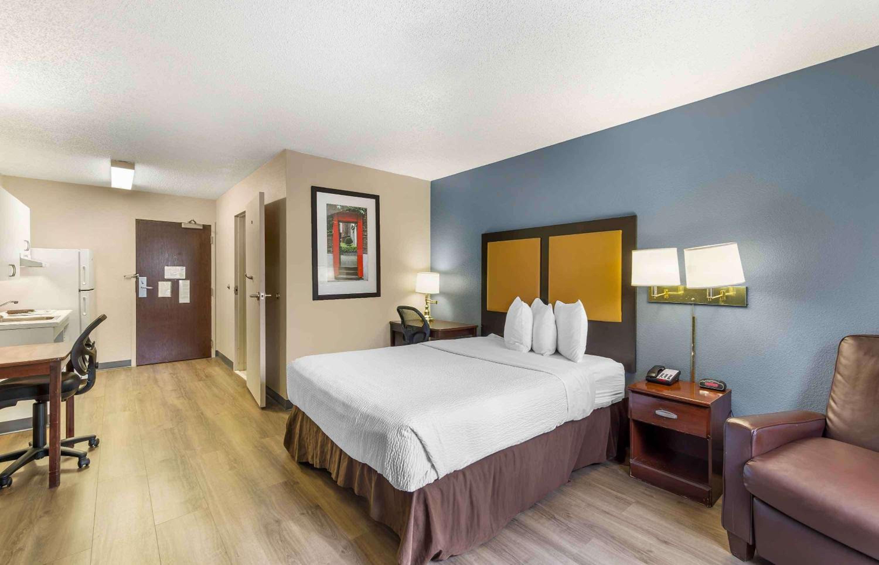 Queen studio with 1 Queen Bed - Disability Access/Non-Smoking - Photo 7
