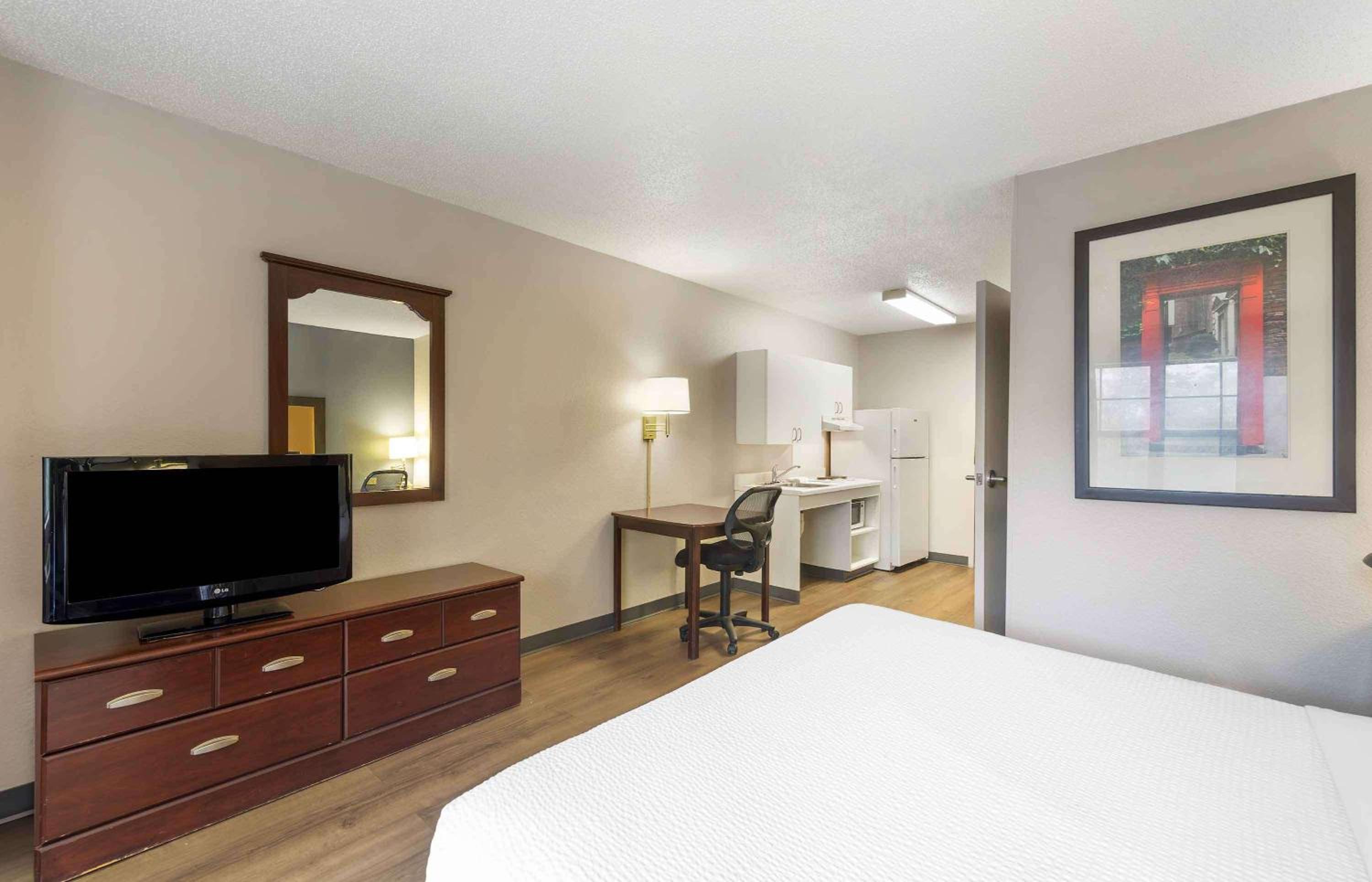 Queen studio with 1 Queen Bed - Disability Access/Non-Smoking - Photo 6
