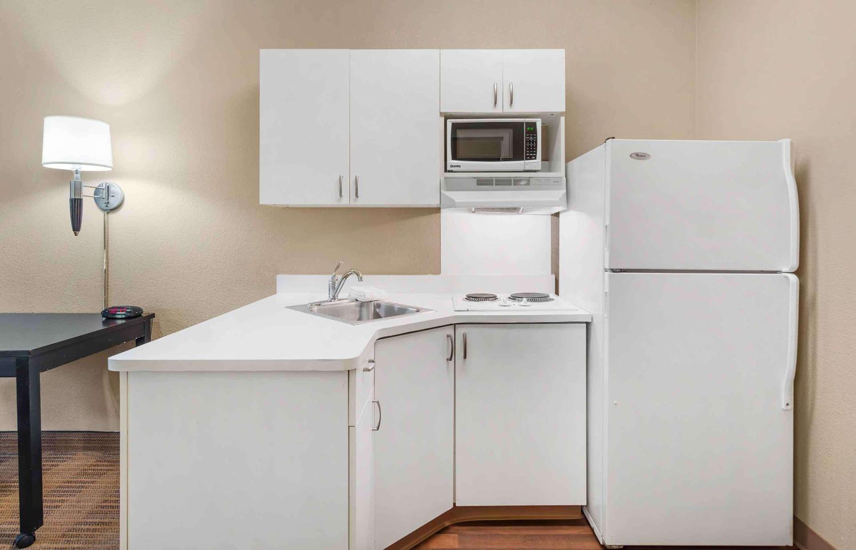 2 Full Beds | Non-Smoking, Kitchen - Photo 7