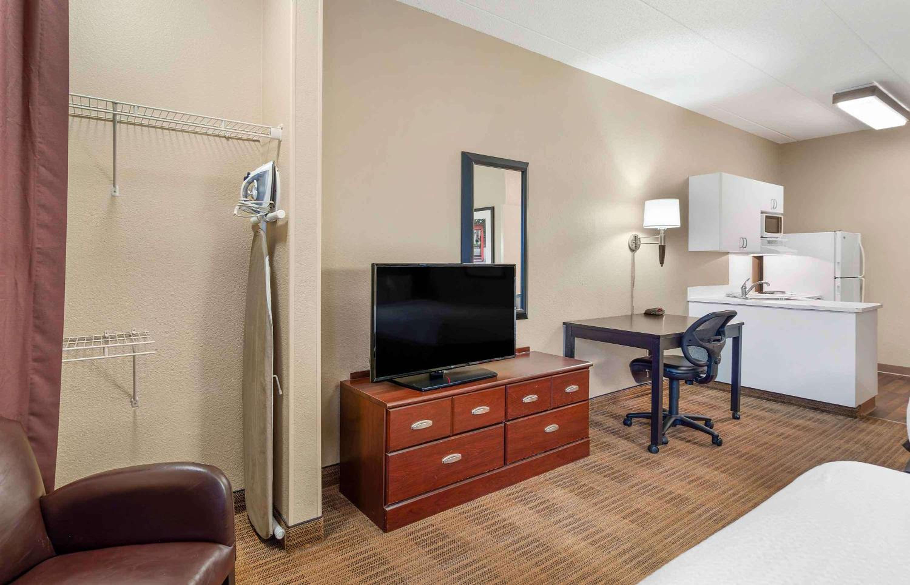 2 Full Beds | Non-Smoking, Kitchen - Photo 6