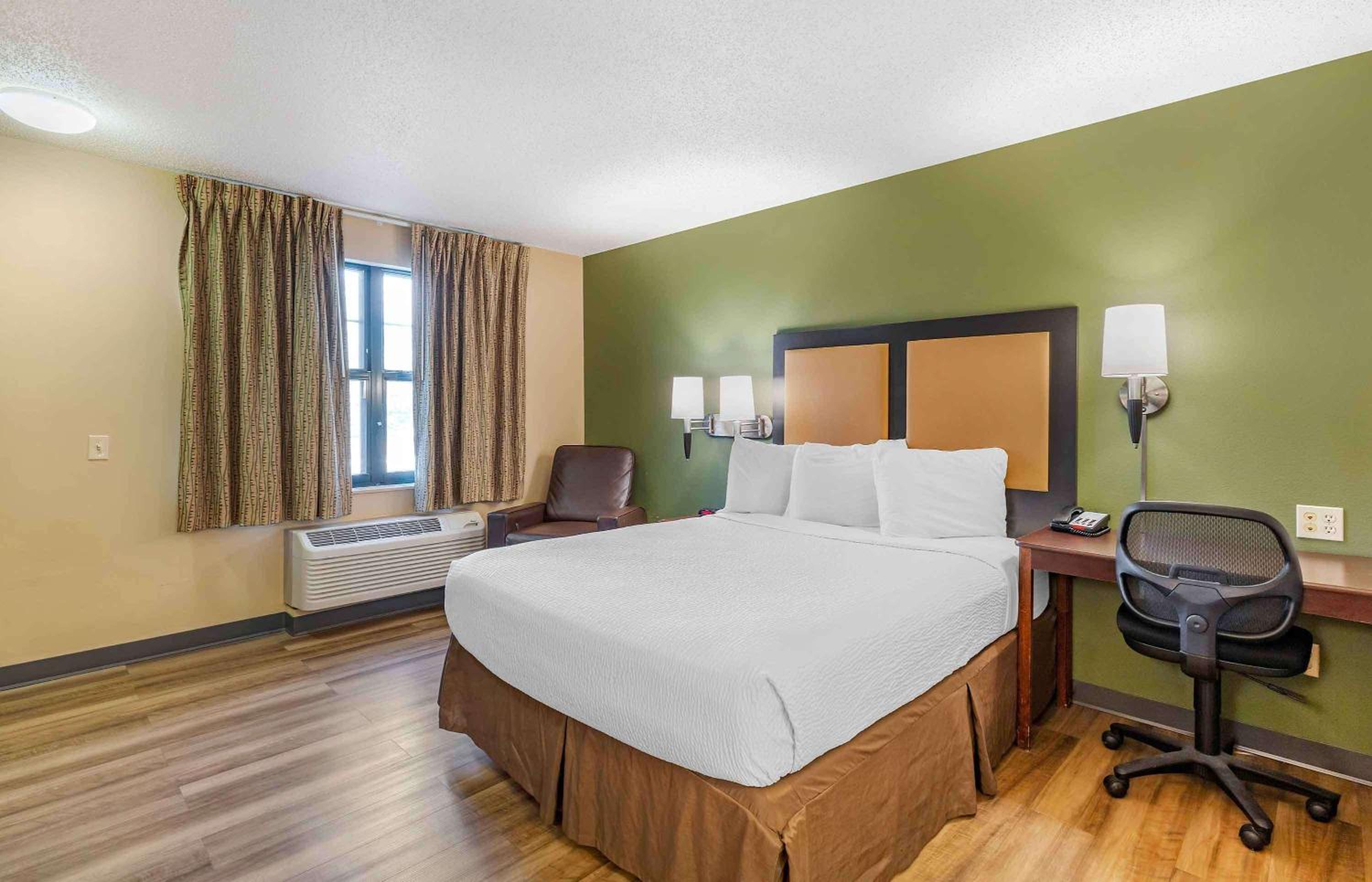 Queen studio with 1 Queen Bed - Disability Access/Non-Smoking - Photo 1