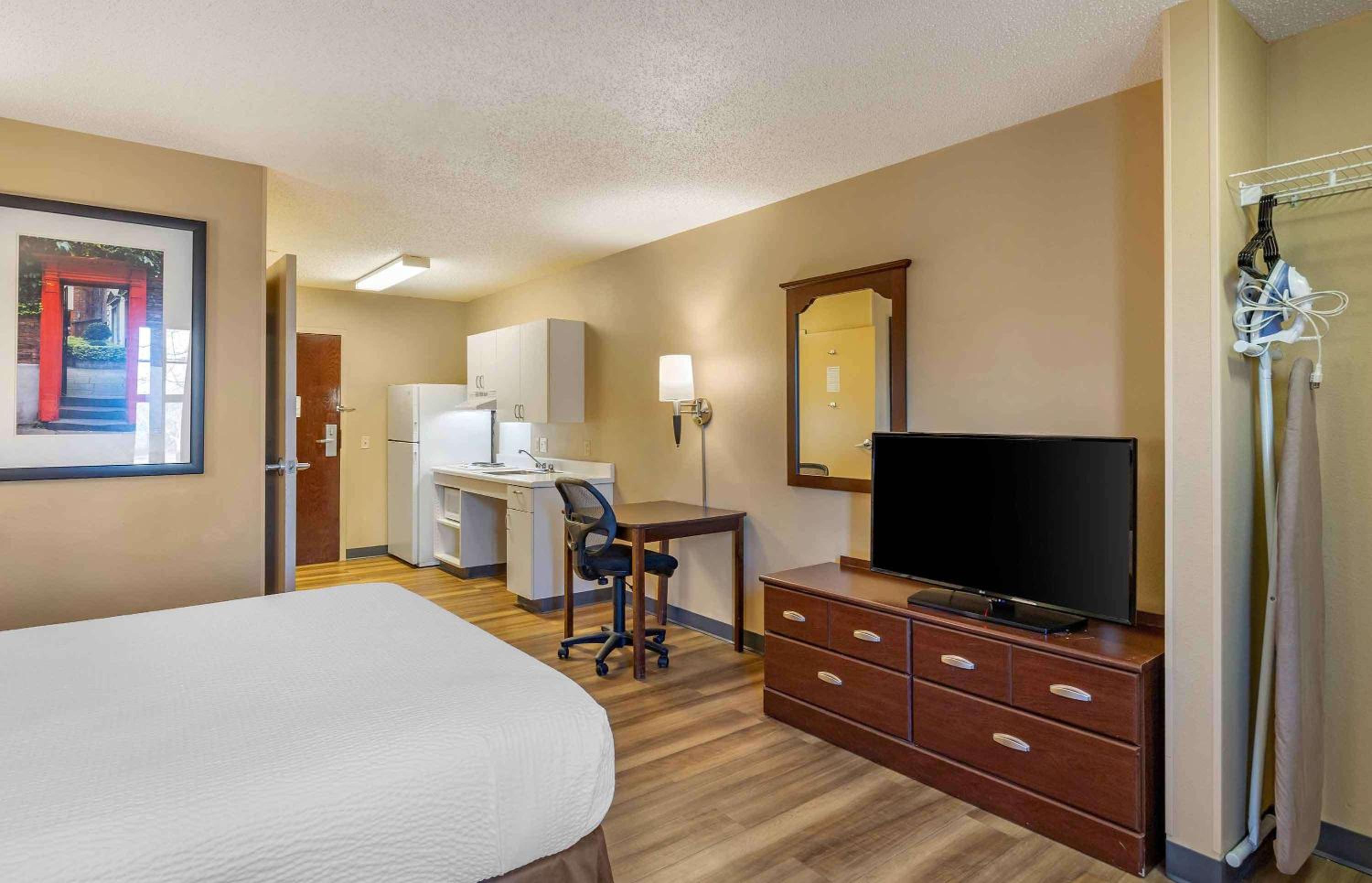 Queen studio with 1 Queen Bed - Disability Access/Non-Smoking - Photo 3