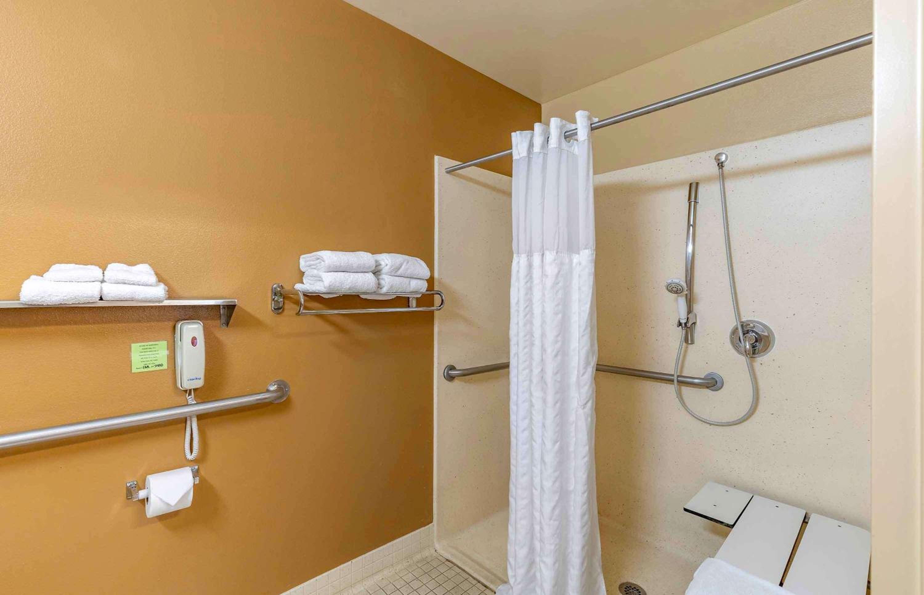 Queen studio with 1 Queen Bed - Disability Access/Non-Smoking - Photo 6
