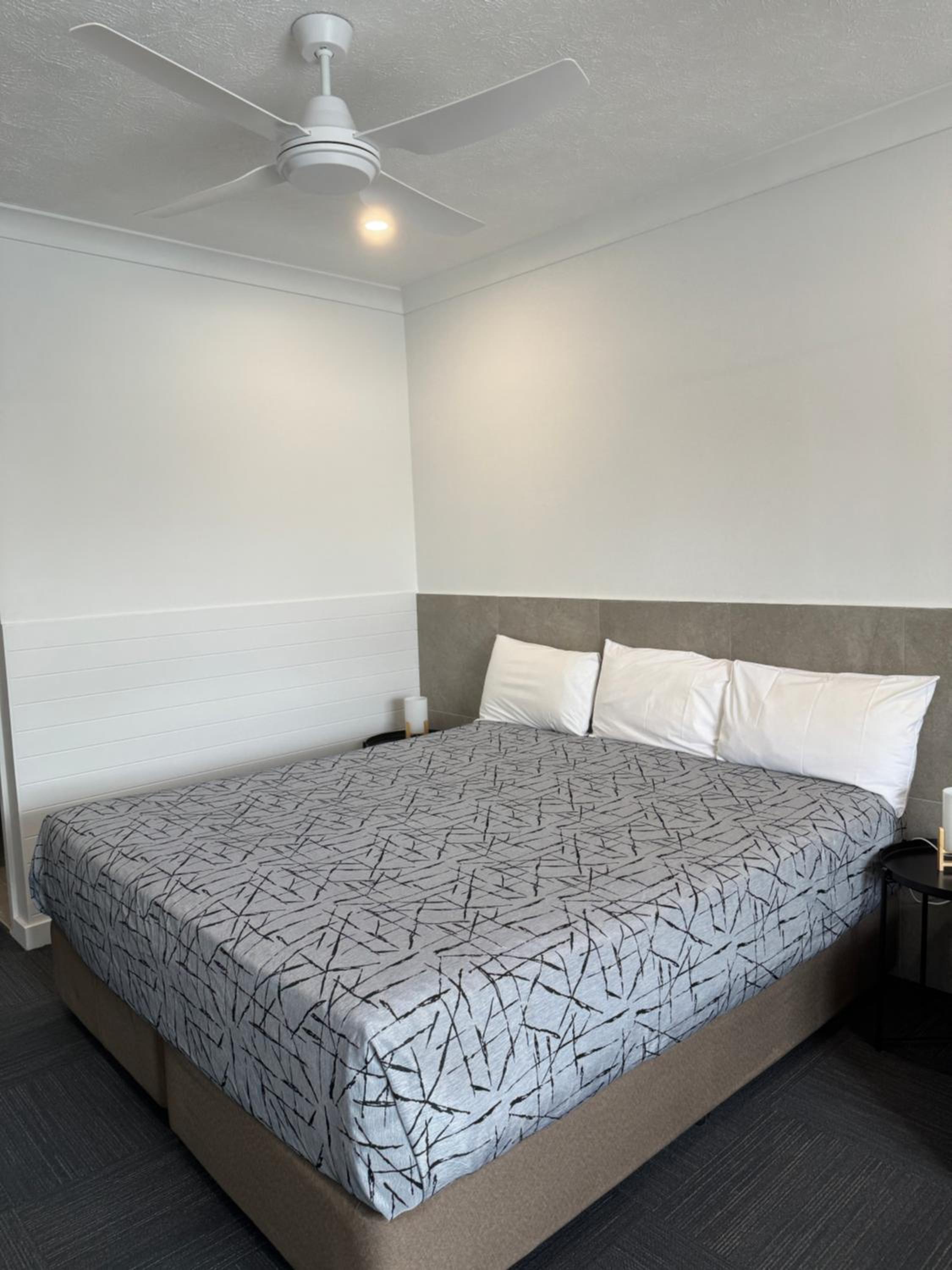 King Room with Balcony - Photo 9