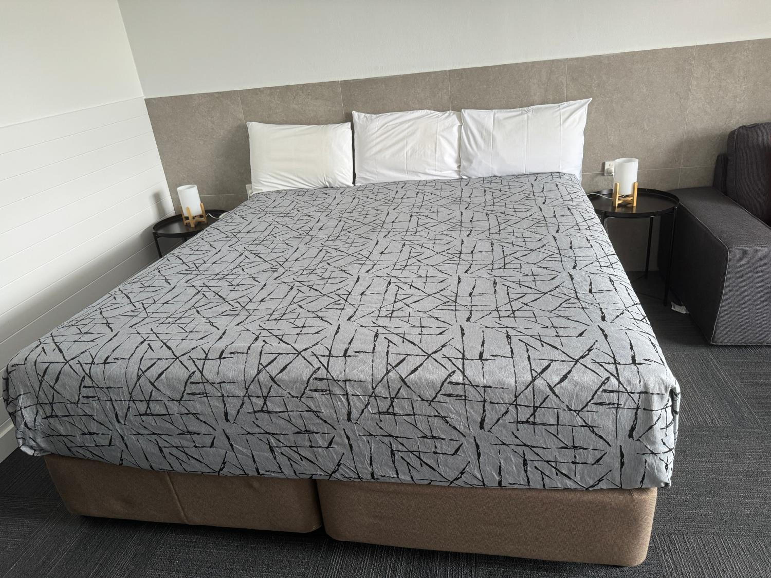 King Room with Balcony - Photo 8
